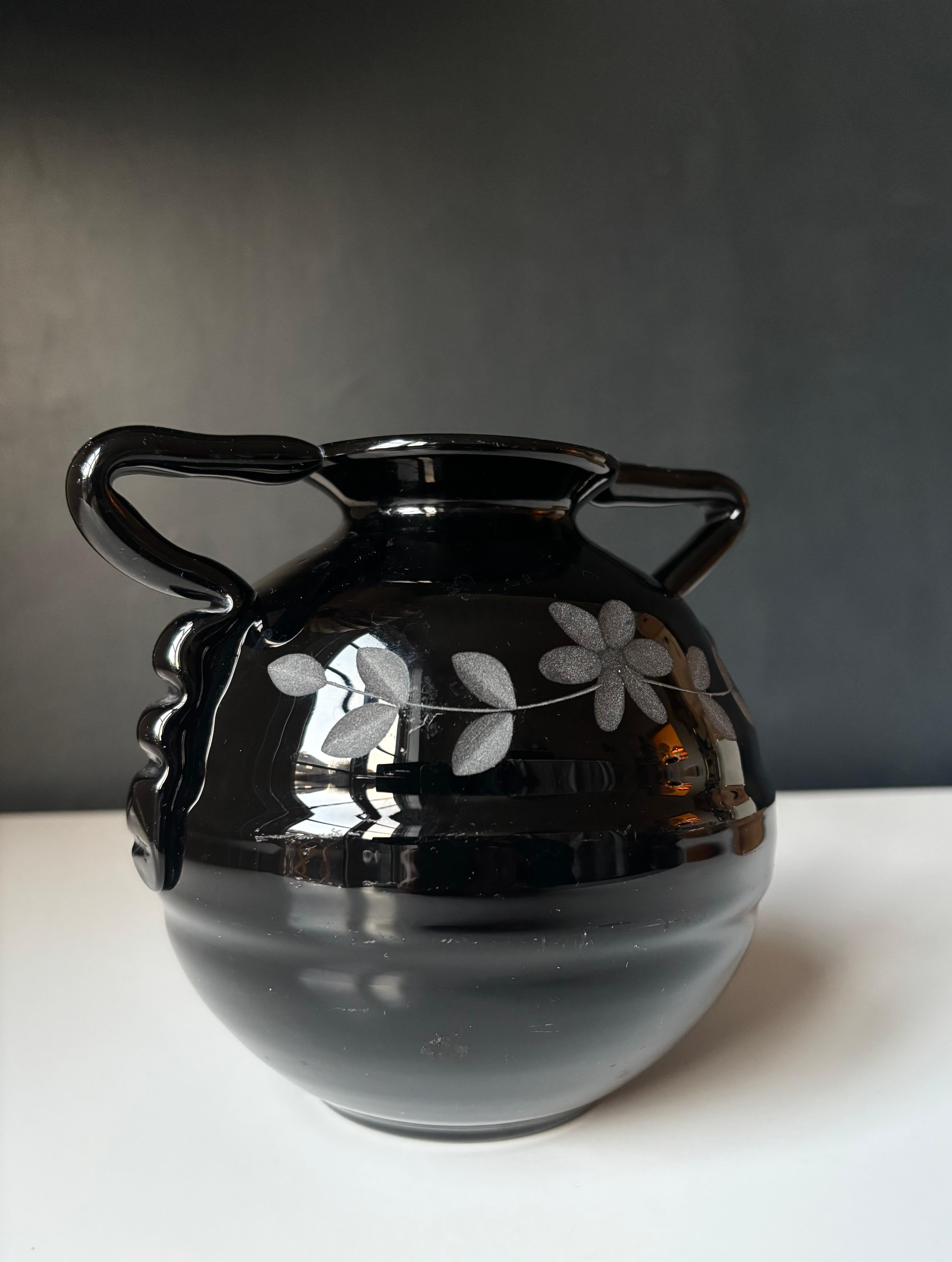Vaso a sfera in vetro nero inciso Art Deco degli anni '30 In condizioni buone in vendita a Copenhagen, DK