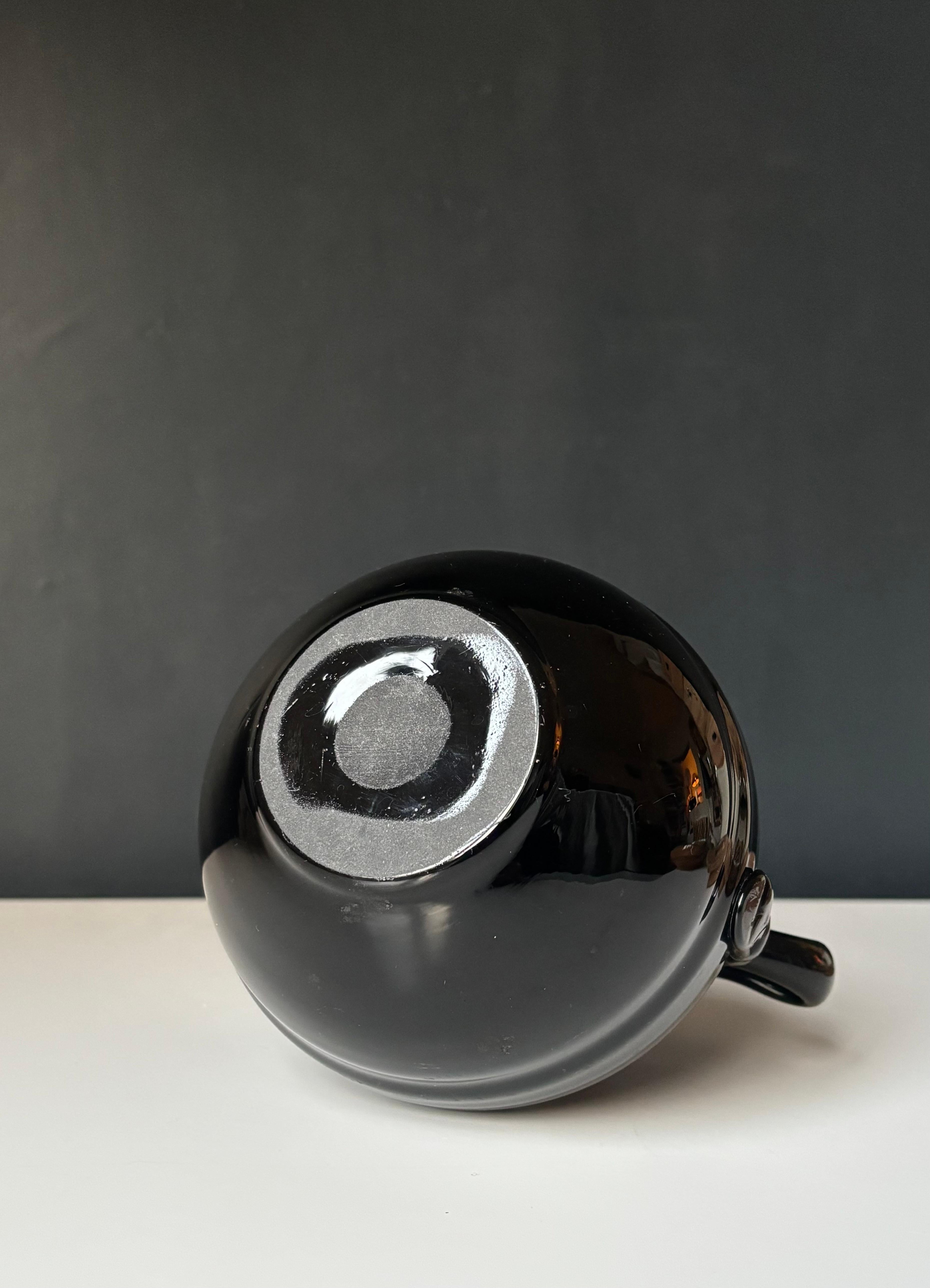Vetro Vaso a sfera in vetro nero inciso Art Deco degli anni '30 in vendita