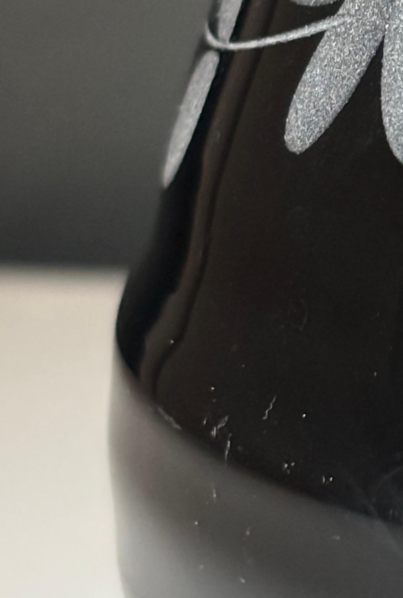 Vaso a sfera in vetro nero inciso Art Deco degli anni '30 in vendita 1