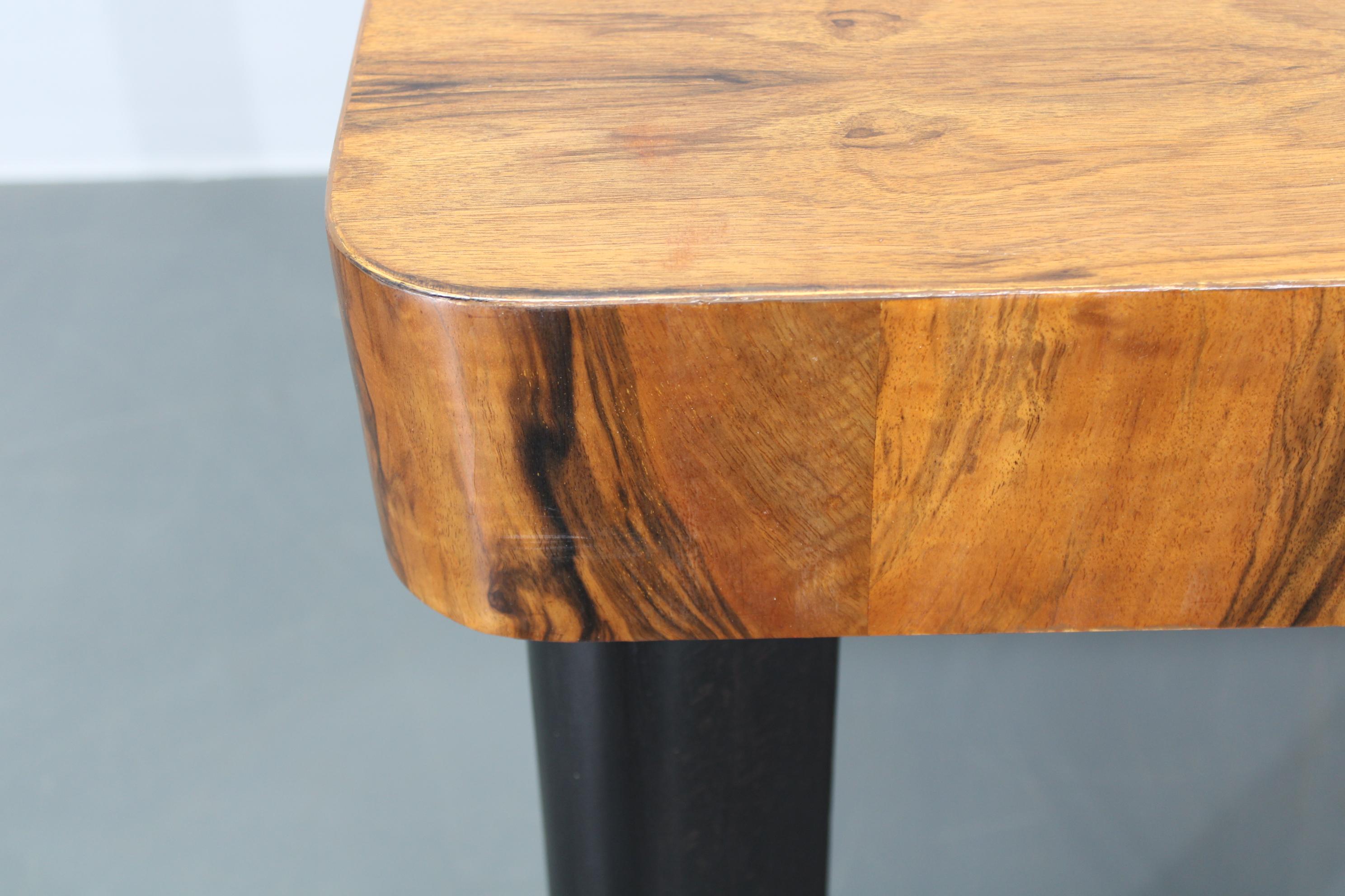 1930s Art Deco Extendable Dining Table in Walnut Finish , Czechoslovakia For Sale 6