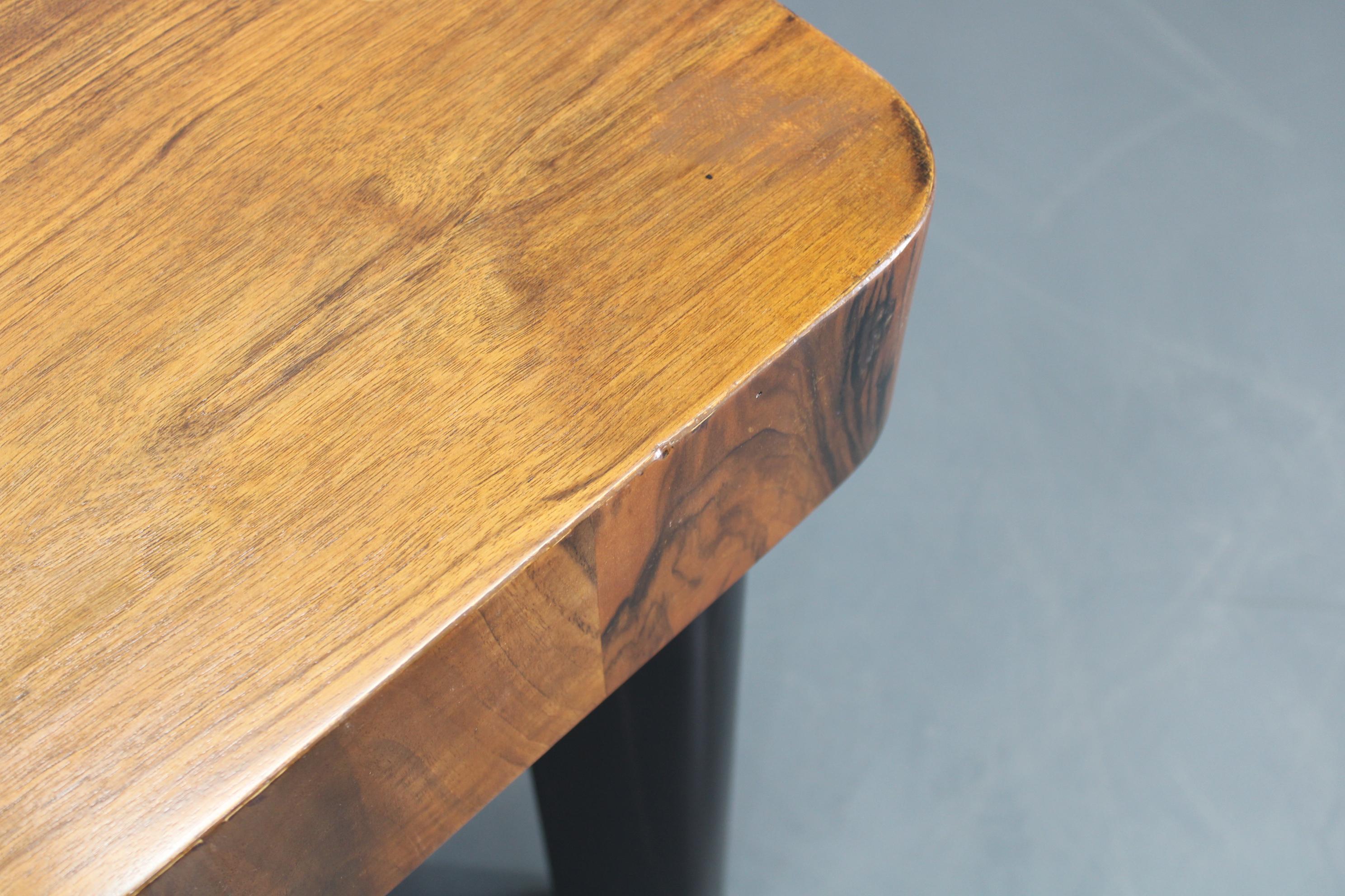 1930s Art Deco Extendable Dining Table in Walnut Finish , Czechoslovakia For Sale 8