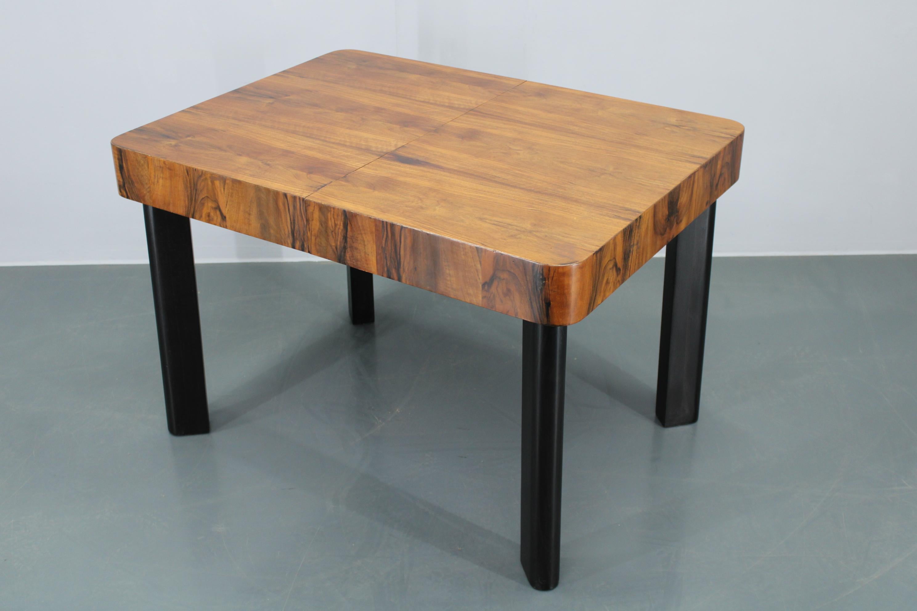 1930s Art Deco Extendable Dining Table in Walnut Finish , Czechoslovakia For Sale 12