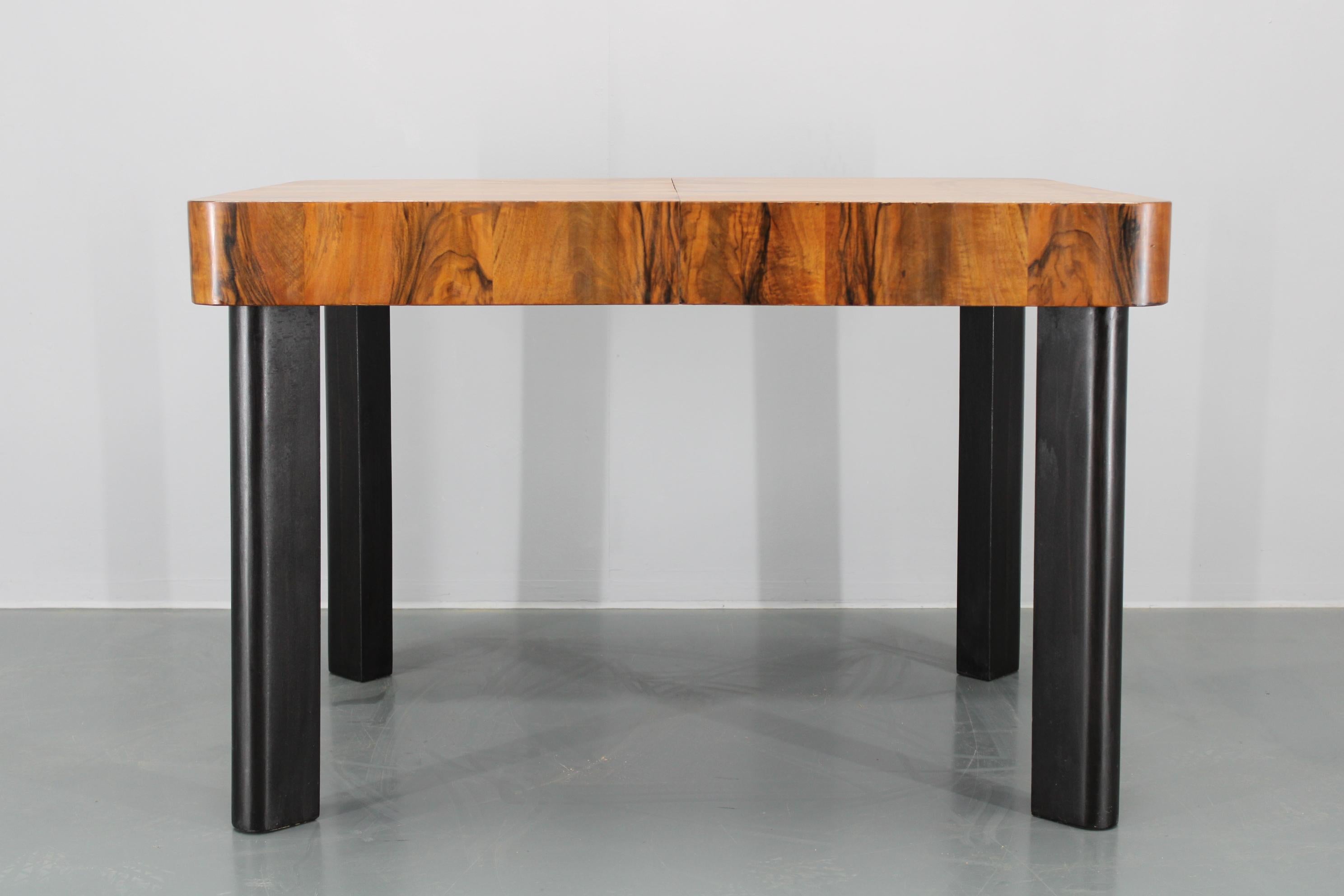 1930s Art Deco Extendable Dining Table in Walnut Finish , Czechoslovakia In Good Condition For Sale In Praha, CZ