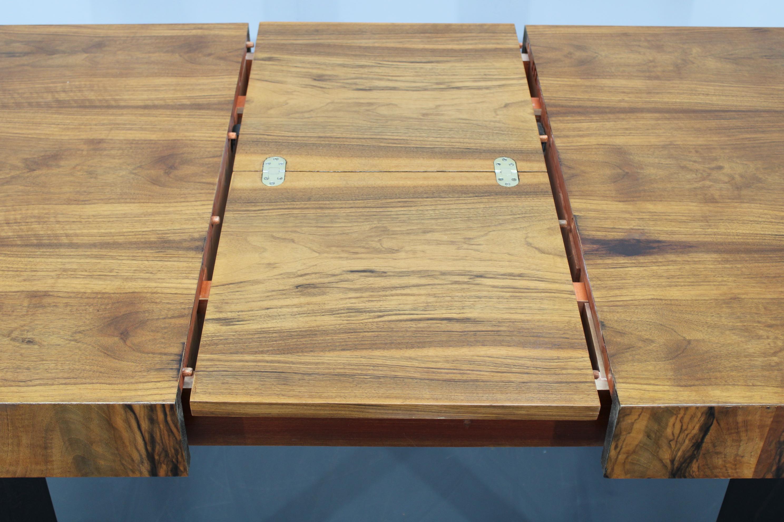 1930s Art Deco Extendable Dining Table in Walnut Finish , Czechoslovakia For Sale 1