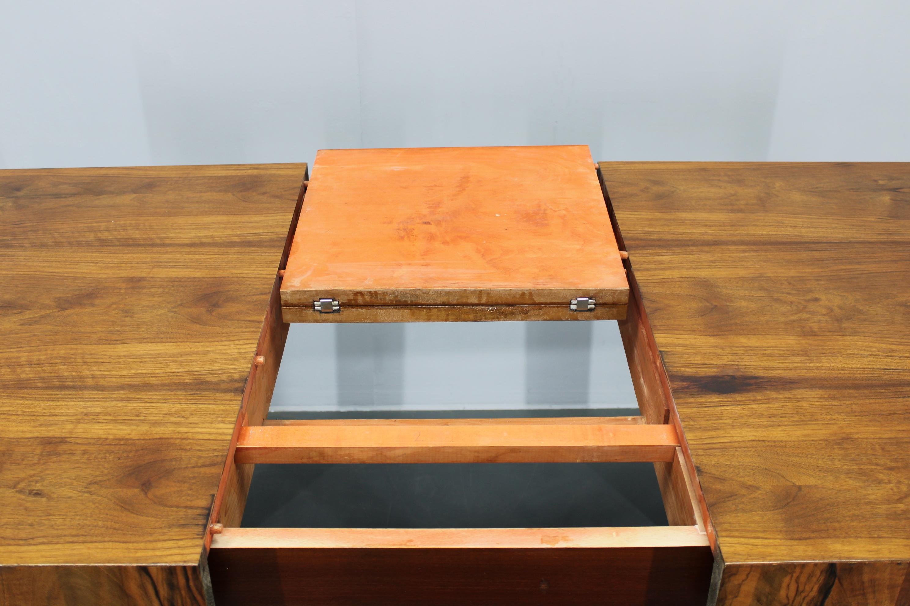 1930s Art Deco Extendable Dining Table in Walnut Finish , Czechoslovakia For Sale 2