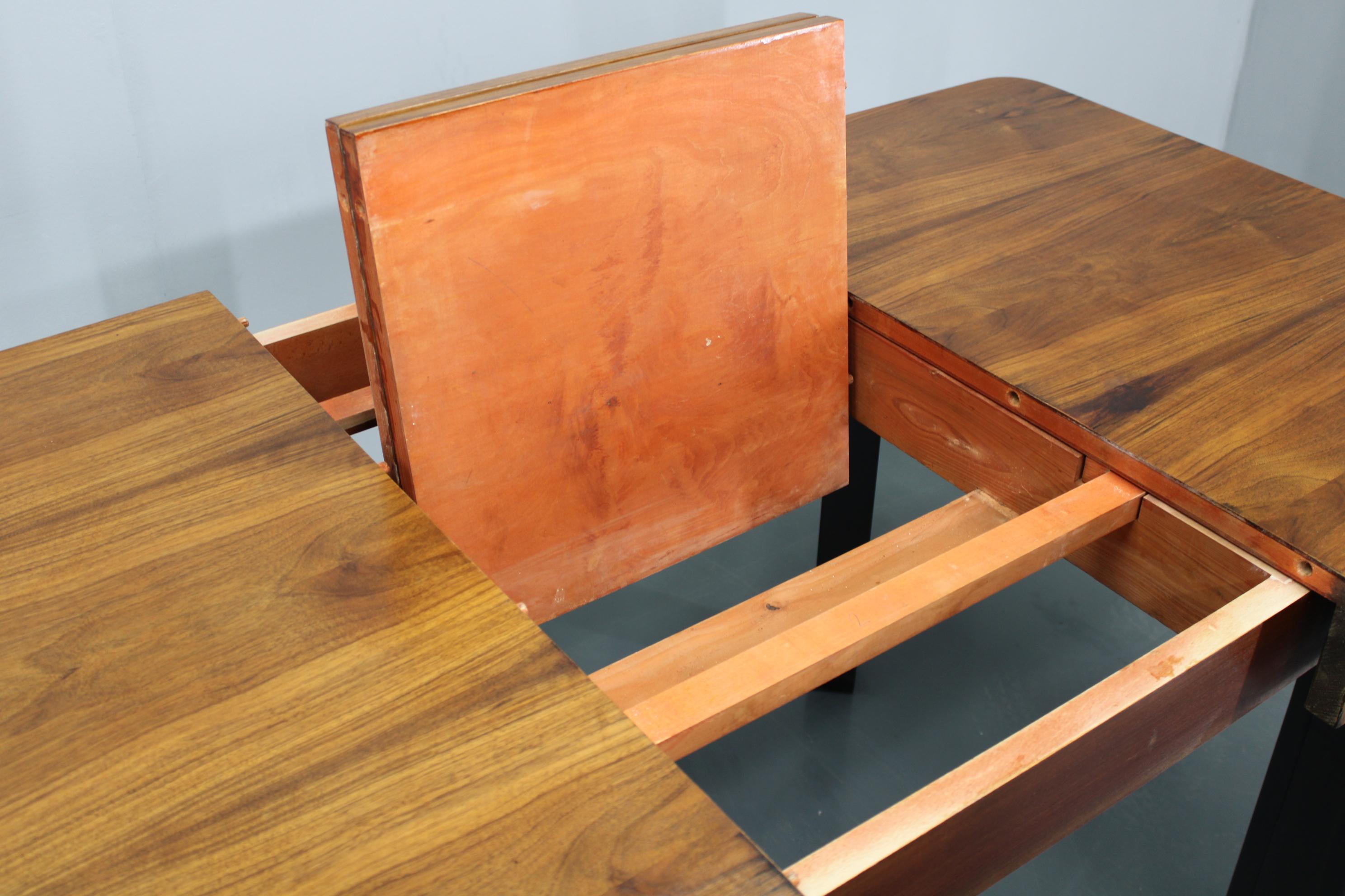 1930s Art Deco Extendable Dining Table in Walnut Finish , Czechoslovakia For Sale 3