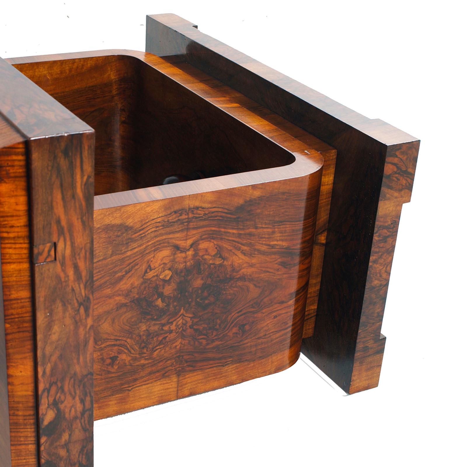 Ausziehbarer Art-Déco-Tisch von Osvaldo Borsani aus Wurzelnussholz, 1920er Jahre (Furnier) im Angebot