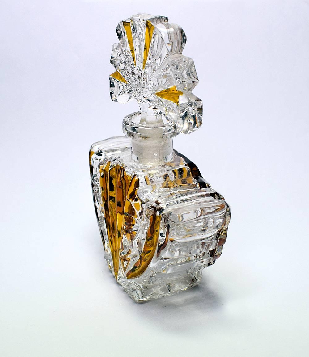 A really beautiful amber and clear coloured Art Deco perfume bottle with a wonderful fan shaped glass stopper. In excellent condition with no chips or signs of use at all. A real collectors item for your Art Deco setting.