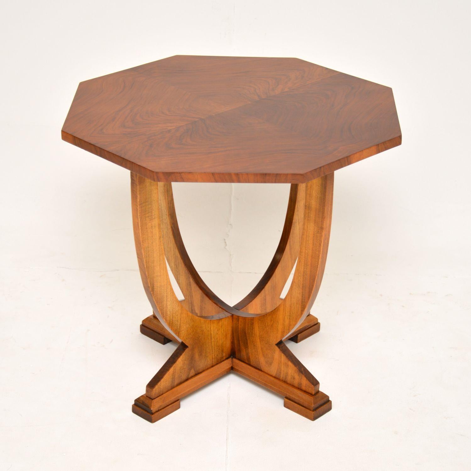 A beautiful and extremely well made original Art Deco period coffee / side table in walnut. This was made in England, it dates from the 1930’s.

It is beautifully designed and is of super quality. The octagonal top is segmented, with stunning