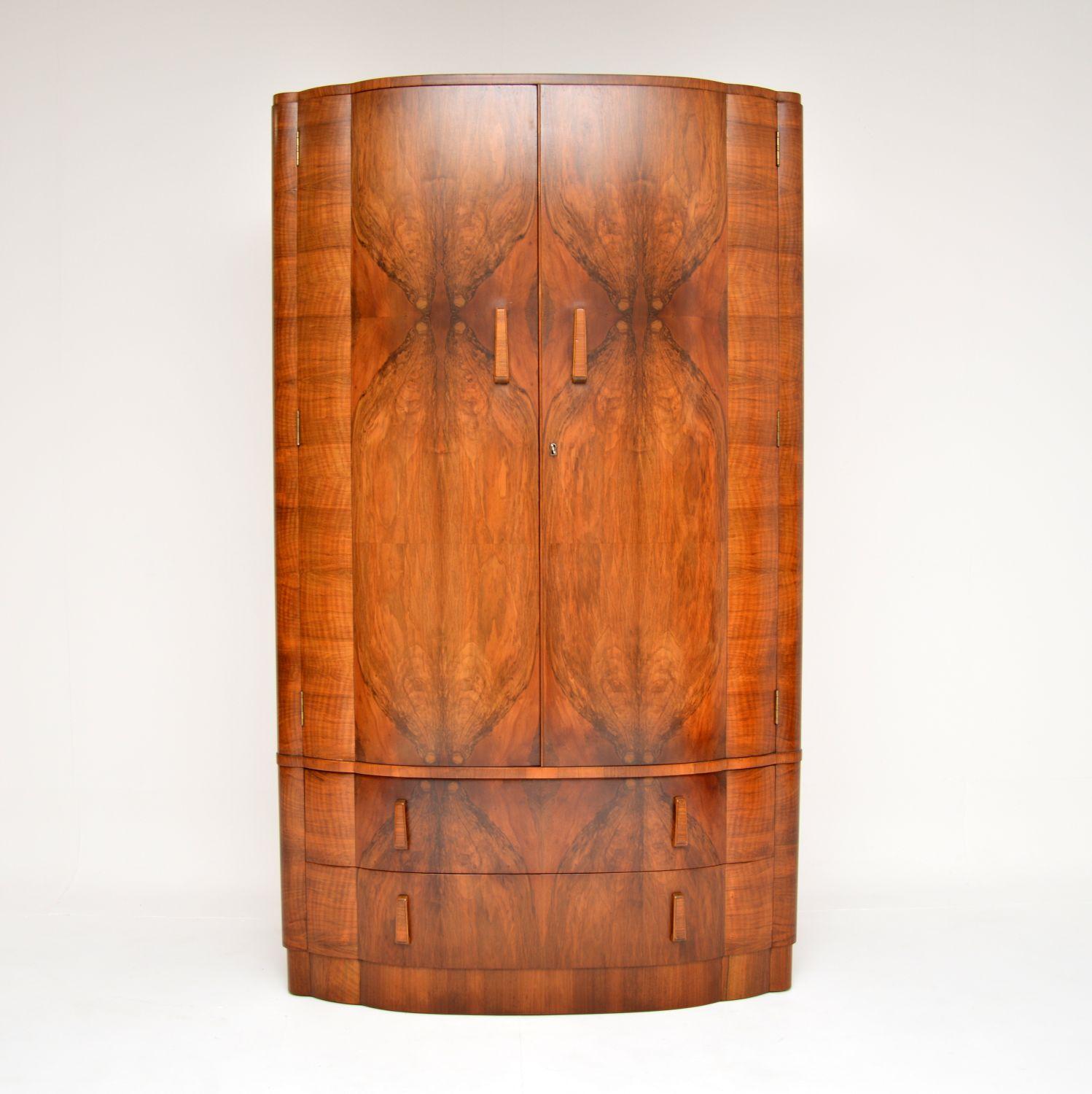 A magnificent original Art Deco period wardrobe in walnut. This was made in England, it dates from the 1930’s.

This is of absolutely superb quality, with beautiful walnut grain patterns and a gorgeous colour tone. The two door top section opens