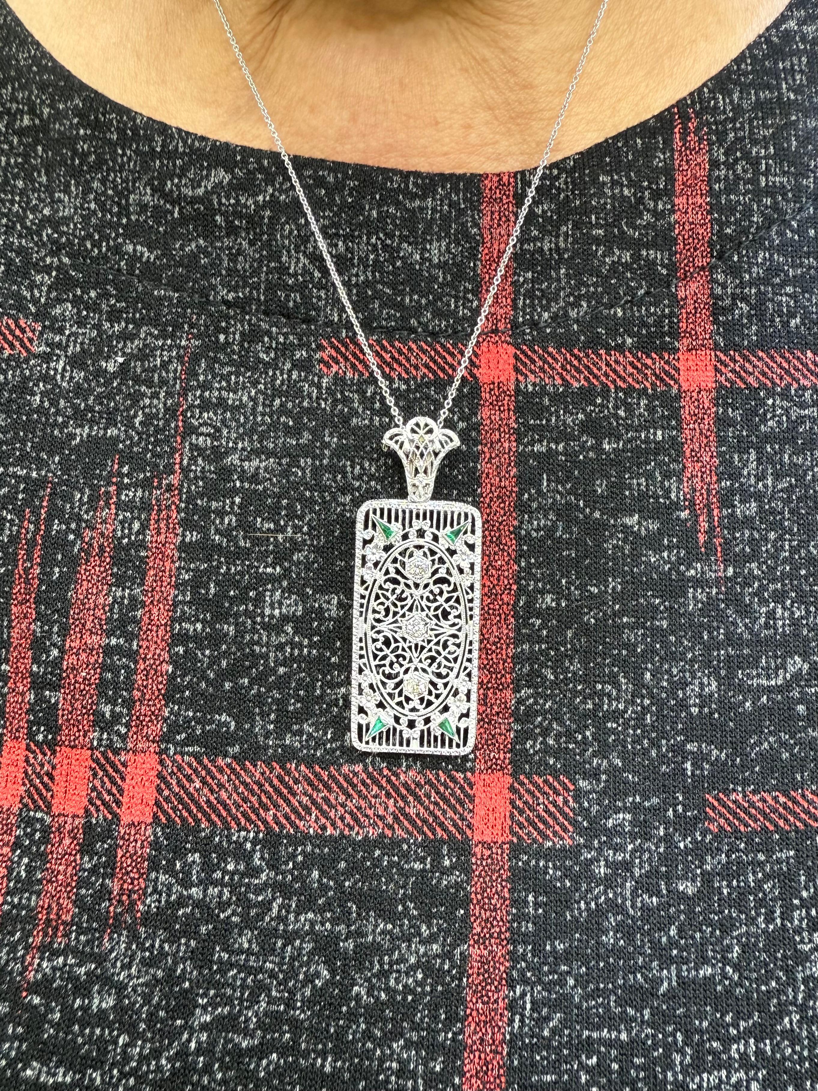 Collana con ciondolo in oro bianco 14k in filigrana Art Deco 1930.

Questa collana Art Deco con diamanti e filigrana in oro bianco 14k è stata realizzata negli anni Trenta.  Il design e la lavorazione in filigrana di questo ciondolo sono