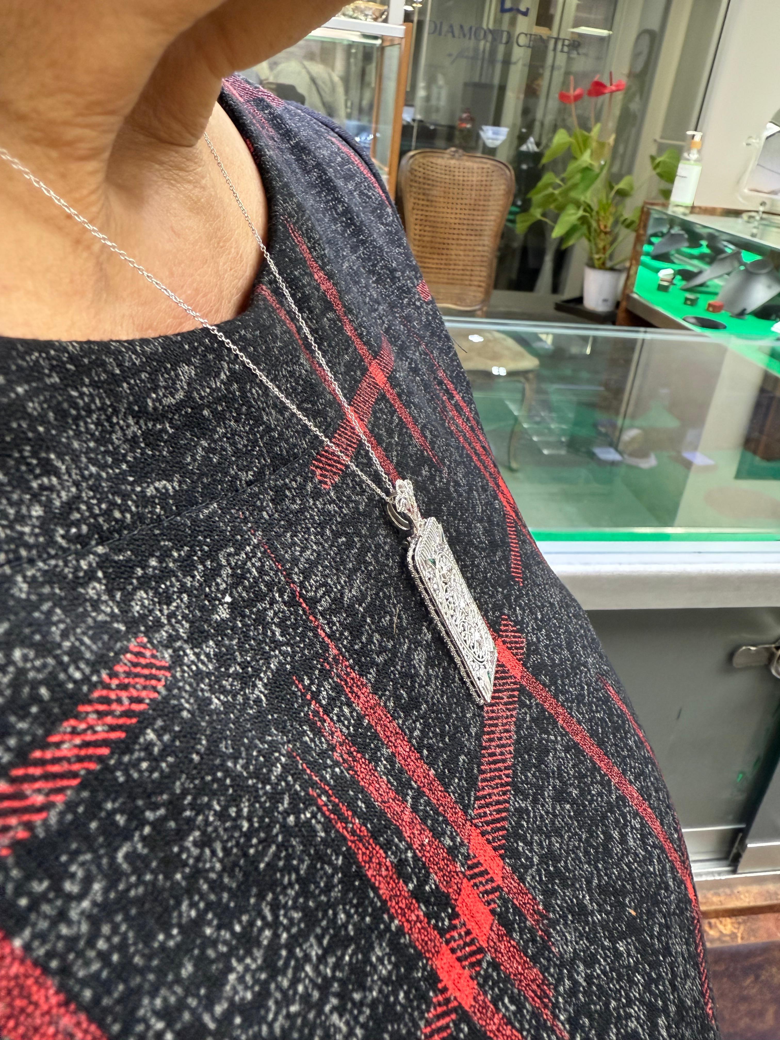 Taglio rotondo Collana con ciondolo in oro bianco 14k con diamanti in filigrana Art Deco 1930 in vendita