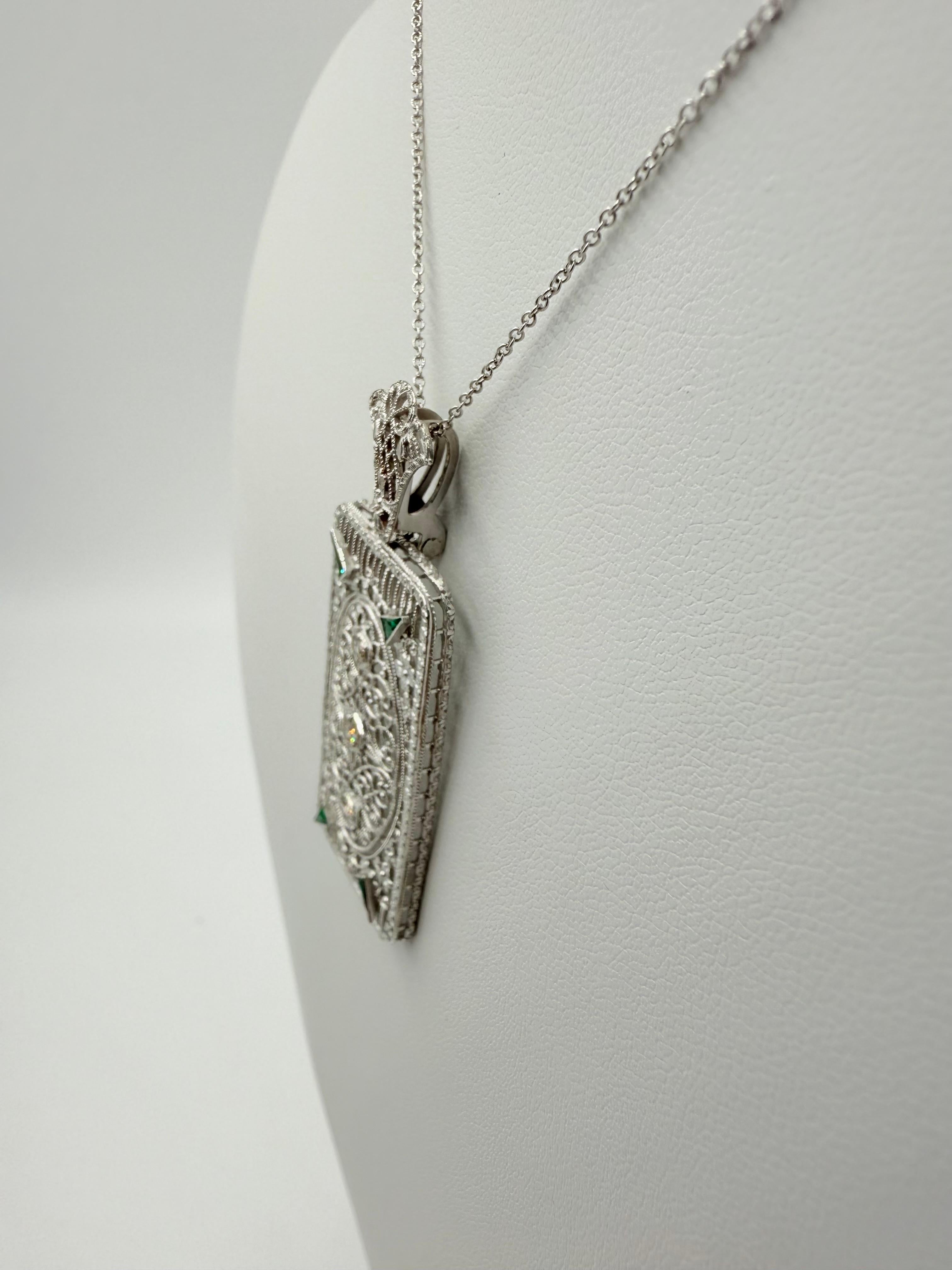 Collana con ciondolo in oro bianco 14k con diamanti in filigrana Art Deco 1930 In condizioni buone in vendita a Los Angeles, CA