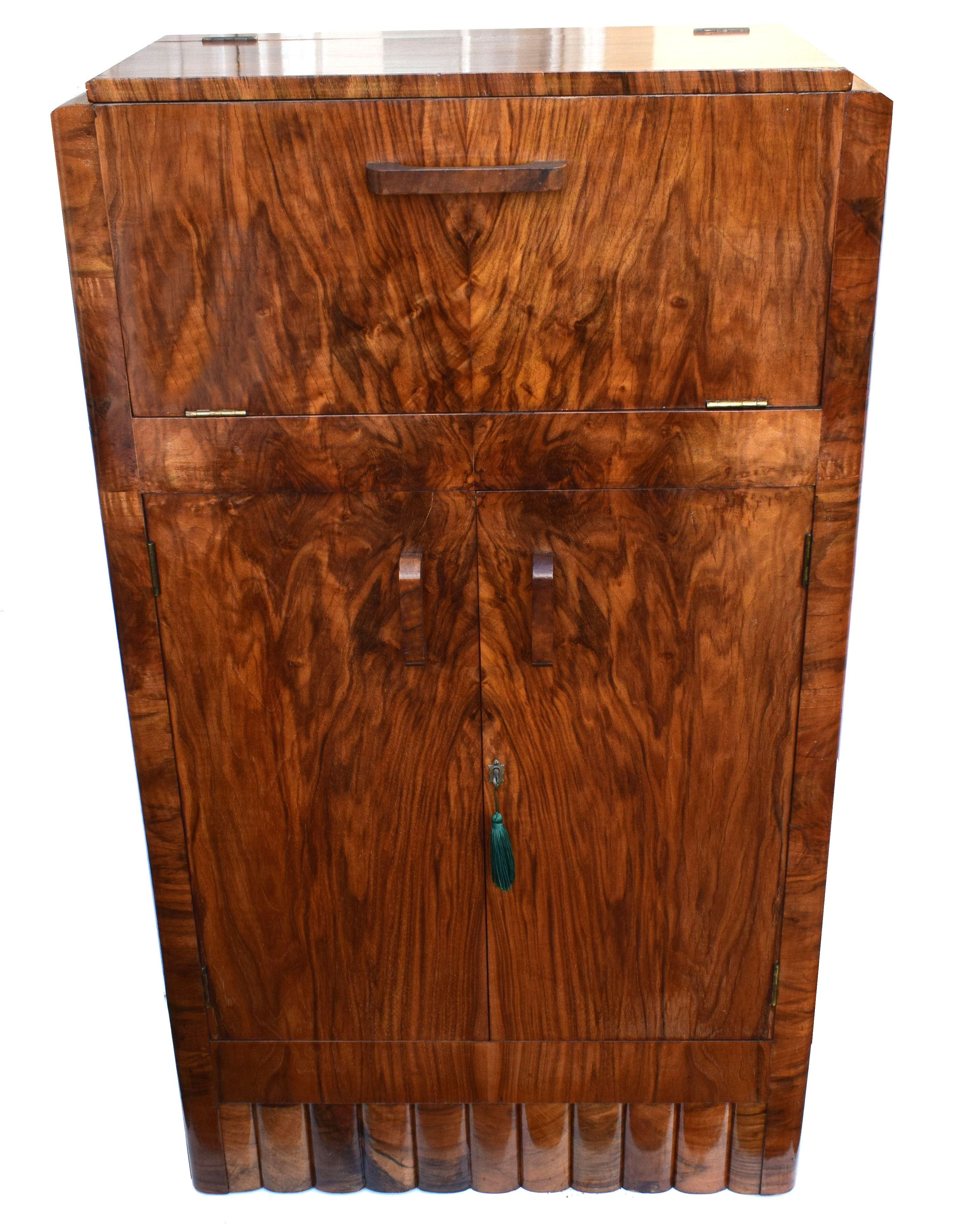 This hugely stylish hospitality cocktail cabinet, a fantastic piece of Art Deco furniture and it's internal features prove to be an incredibly appealing feature. The beautifully presented burr walnut top has a superb pattern of grain. The fall is