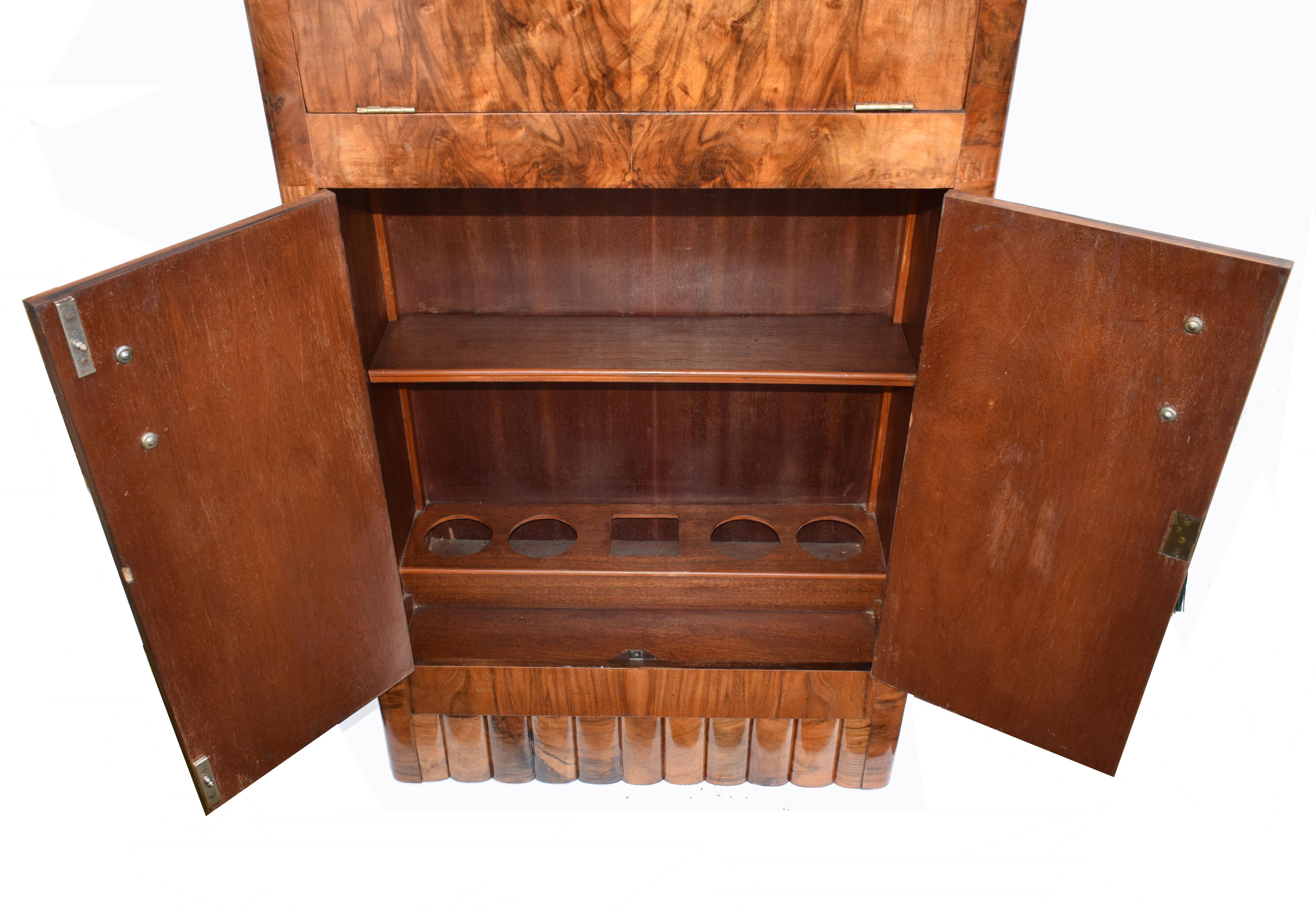 1930s Art Deco Fitted Walnut Cocktail Cabinet or Dry Bar In Good Condition In Devon, England