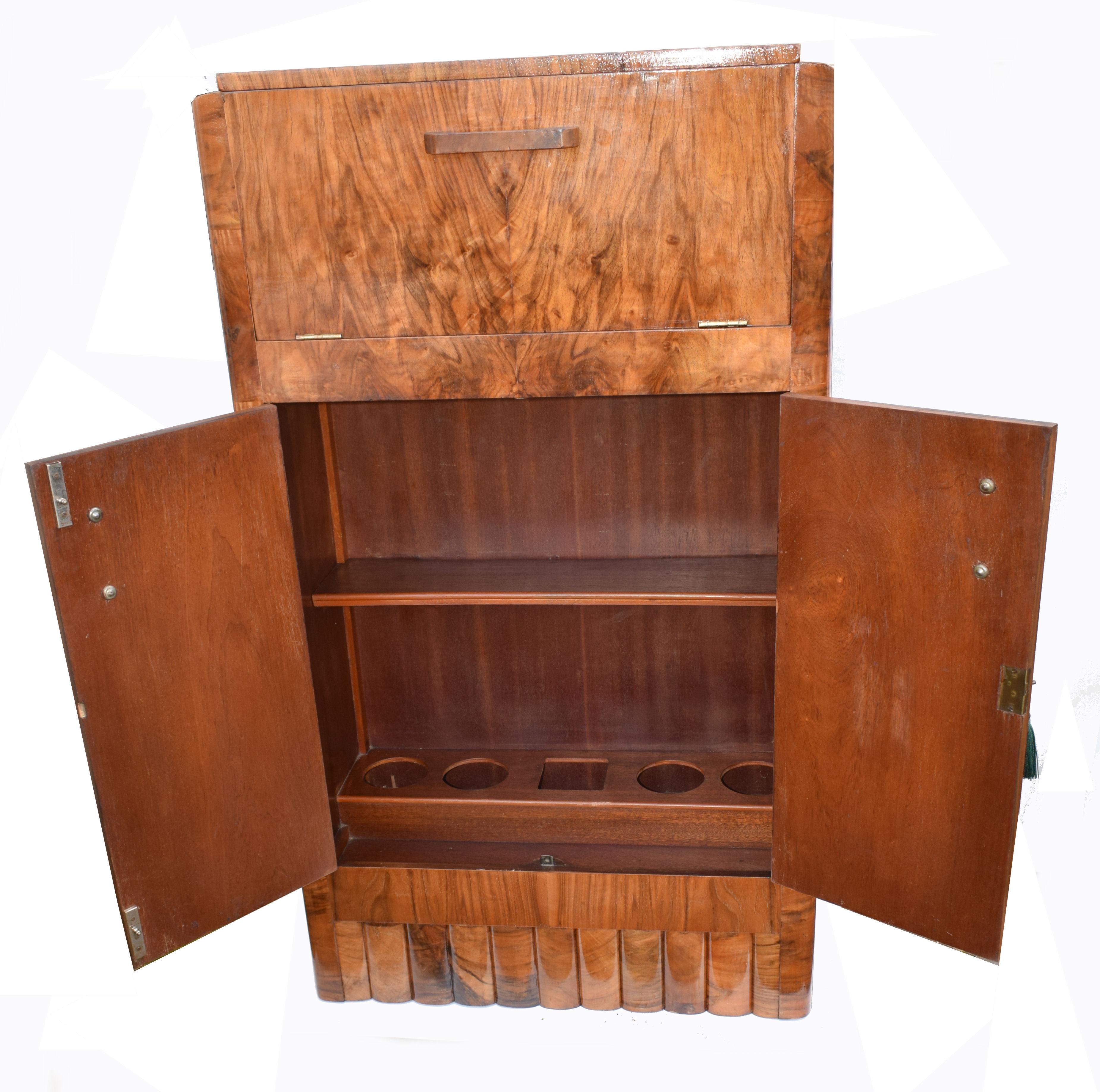 1930s Art Deco Fitted Walnut Cocktail Cabinet or Dry Bar 1