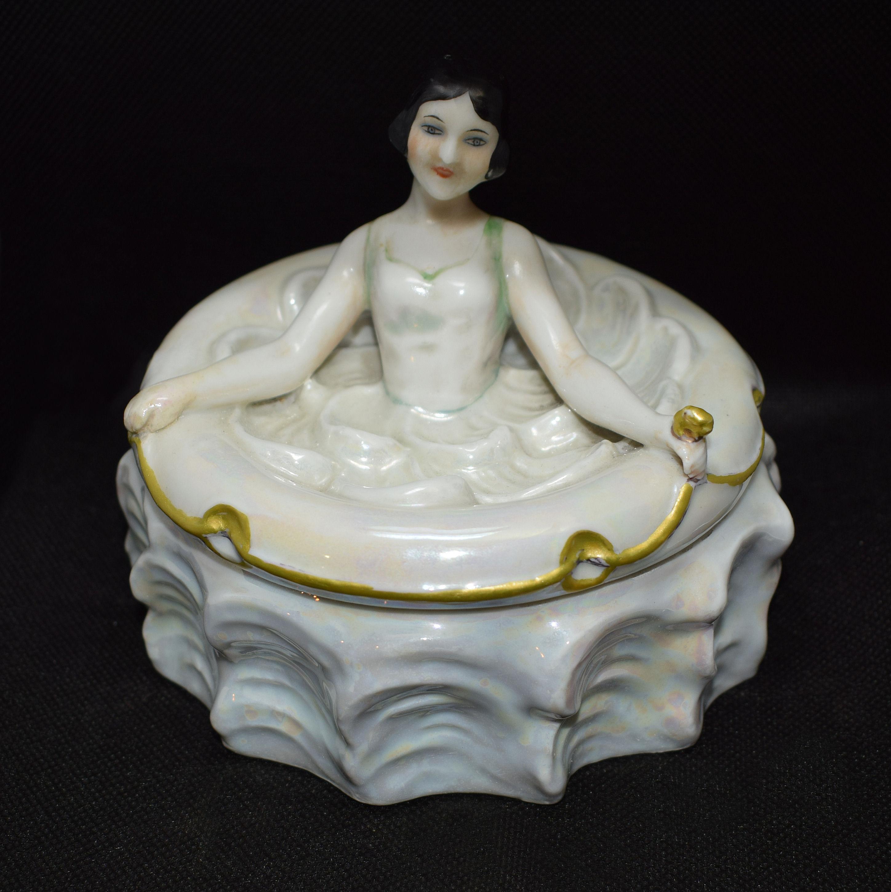 For your consideration is this very attractive and totally original 1930s Art Deco ladies powder/ trinket box. Made from porcelain with a white pearled finish and gold tone gilding to the edges. The top half of the container is in the form of a