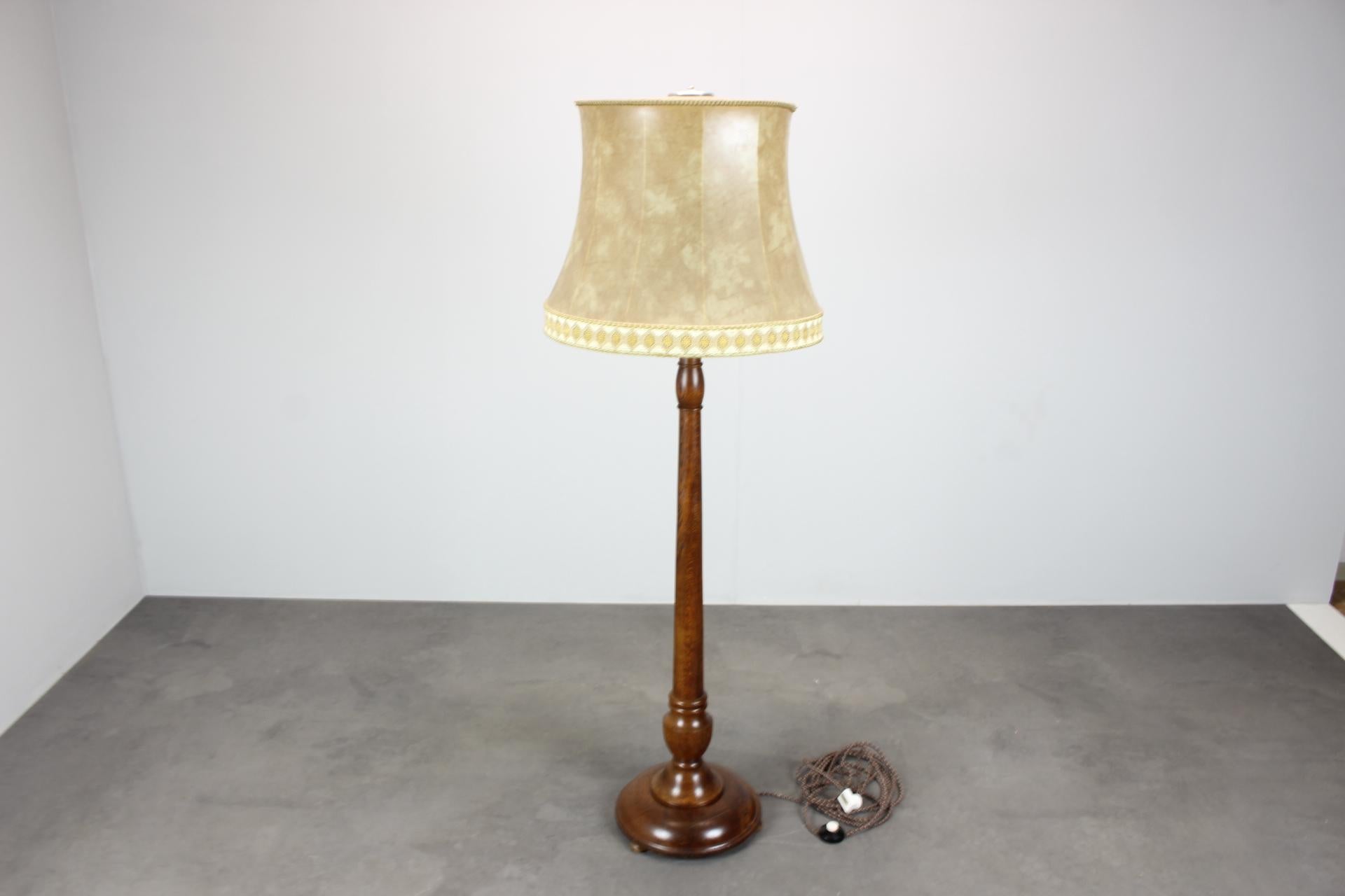 - Buen estado original
- Interruptor de pedal
- Madera limpiada y tratada con aceite revitalizante
- Fabricado en Checoslovaquia.
- Muestra signos de uso (arañazos, abrasiones, etc.)

