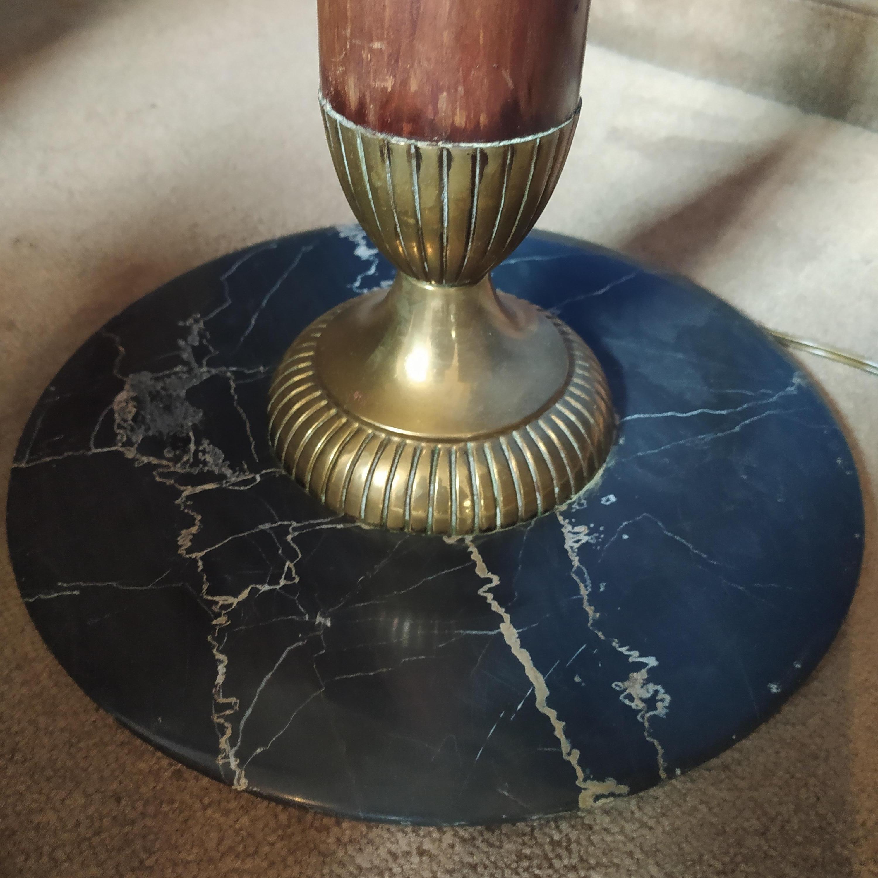 1930s Art Deco Floor Lamp in Brass Wood and Marble In Excellent Condition For Sale In Milan, IT