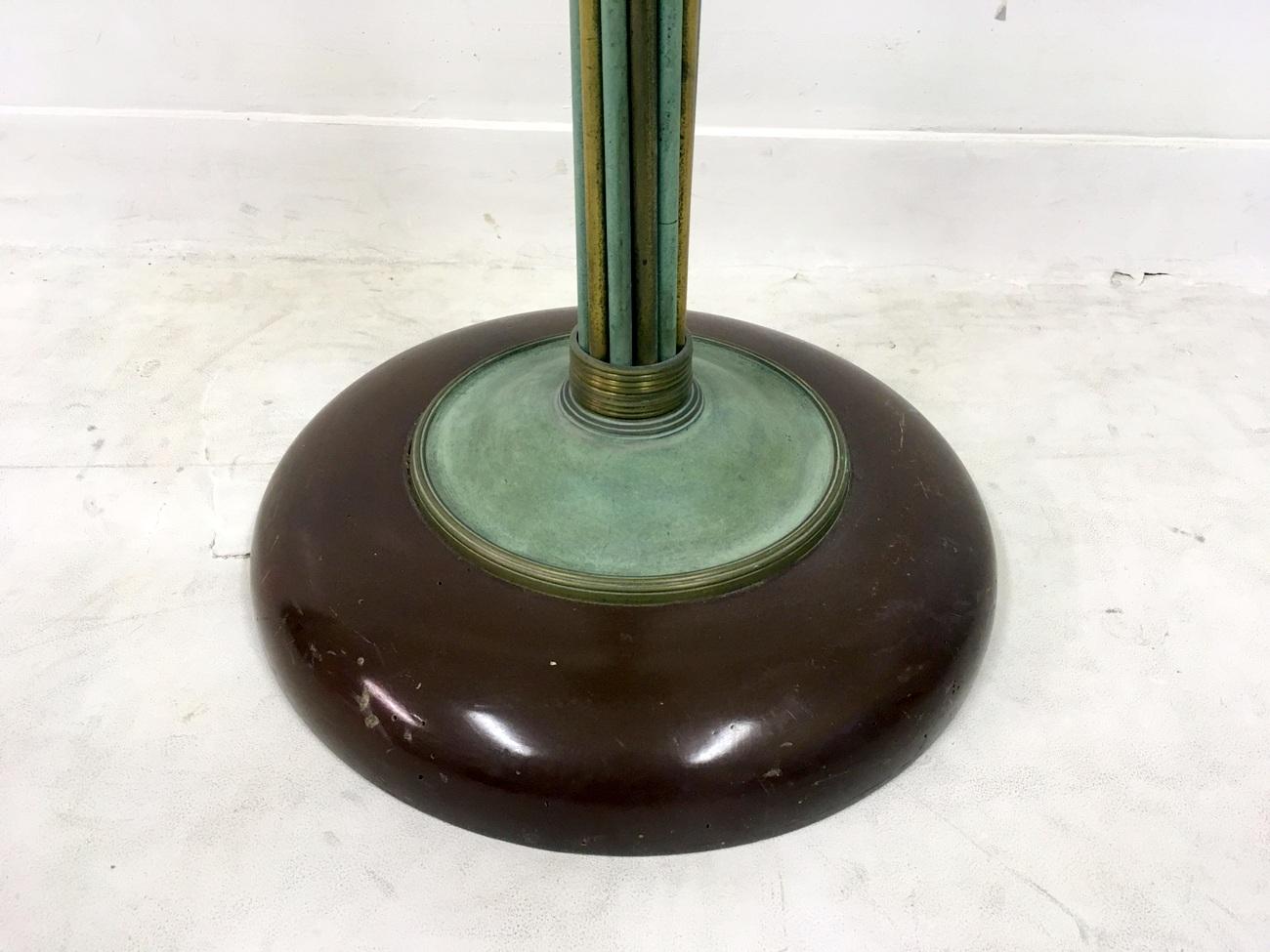 Art Deco floor lamp
Brass and painted metal
With painted wooden base
France/Belgium,
circa 1930s-1940s.