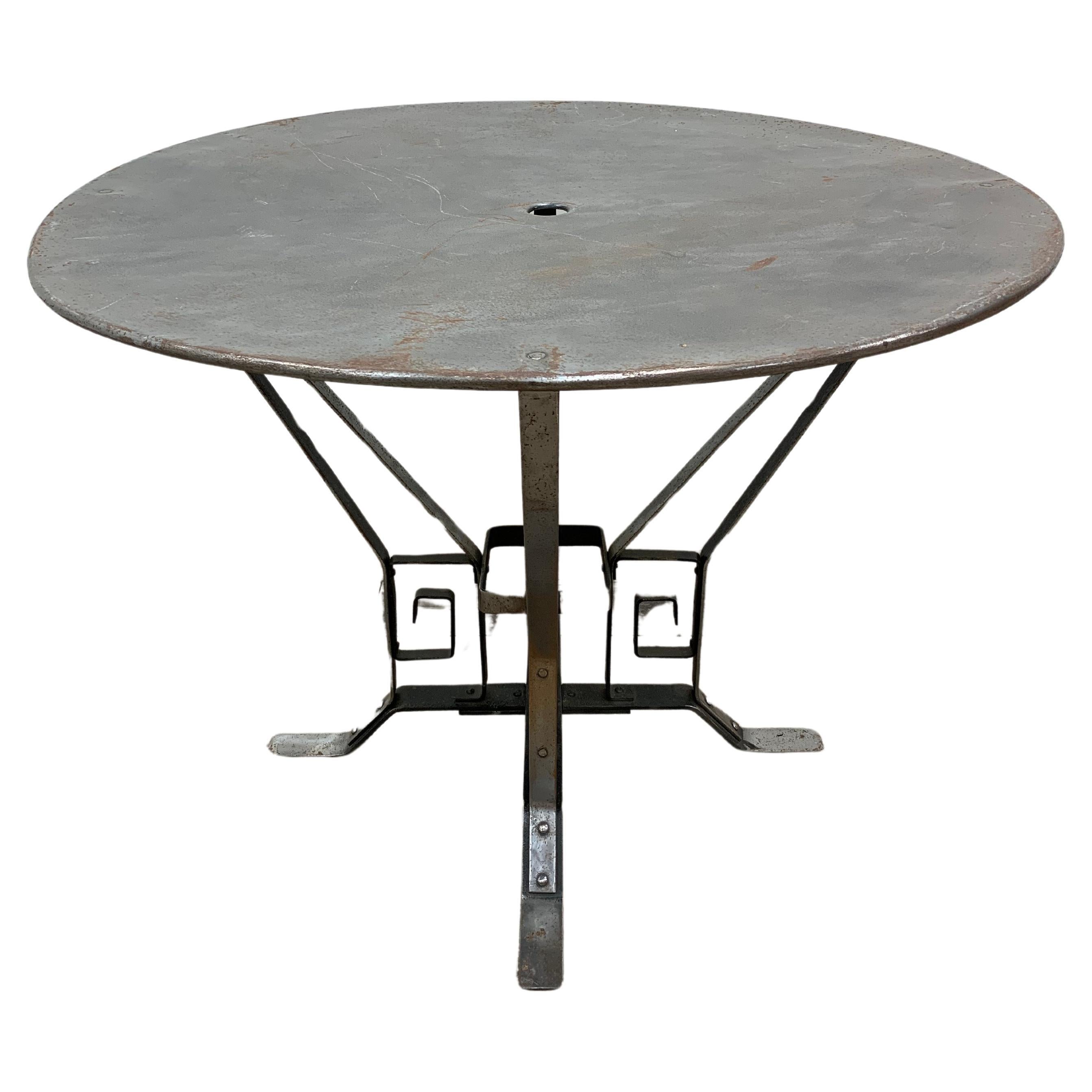 Table de jardin Art déco française d'inspiration architecturale en métal poli des années 1930