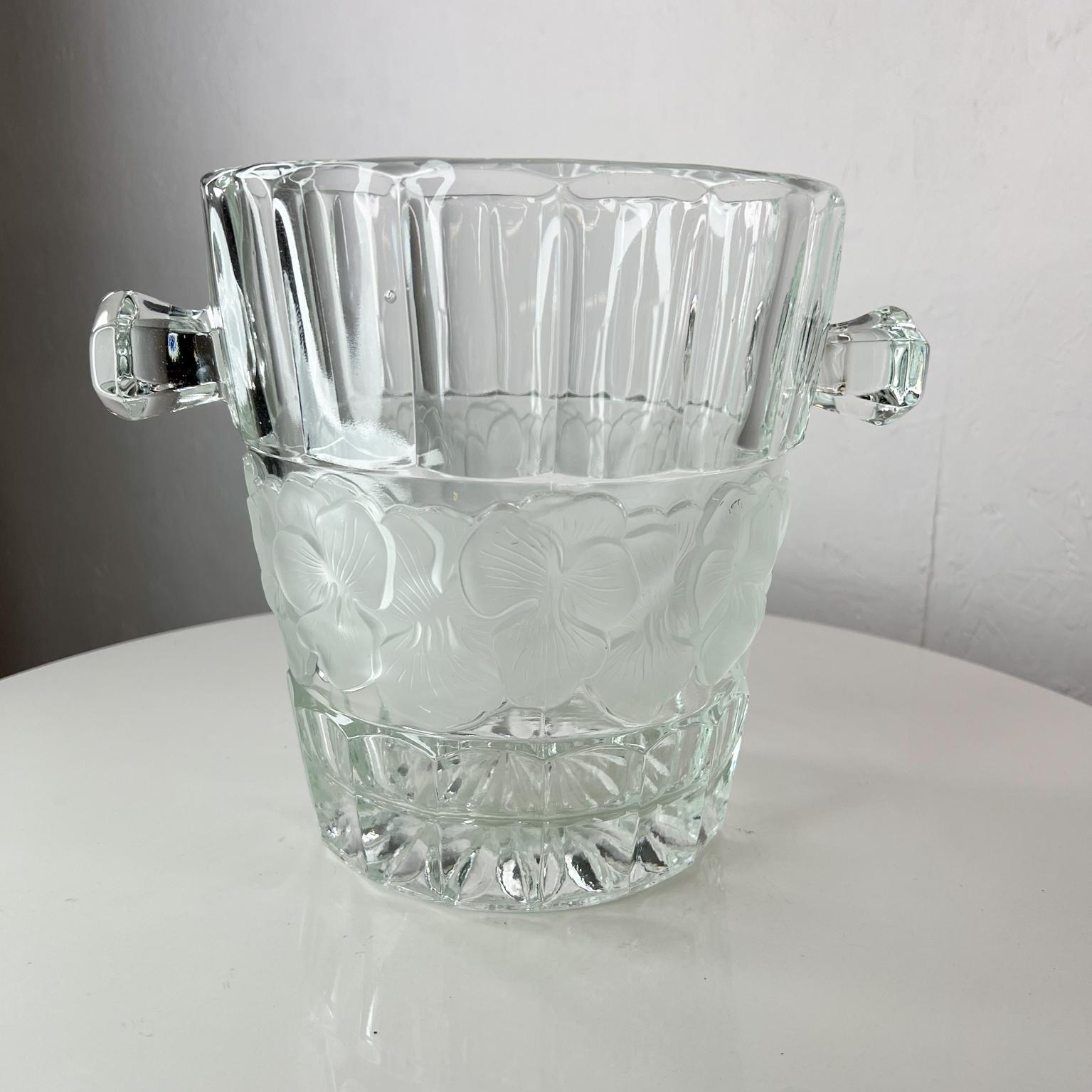 1930s Art Deco French Art glass Crystal champagne bucket floral design with side knob handles
Exquisite vintage
Measures: 8.25 diameter x 11.25 width x 9 tall
Original unrestored preowned vintage condition
Refer to images provided.




