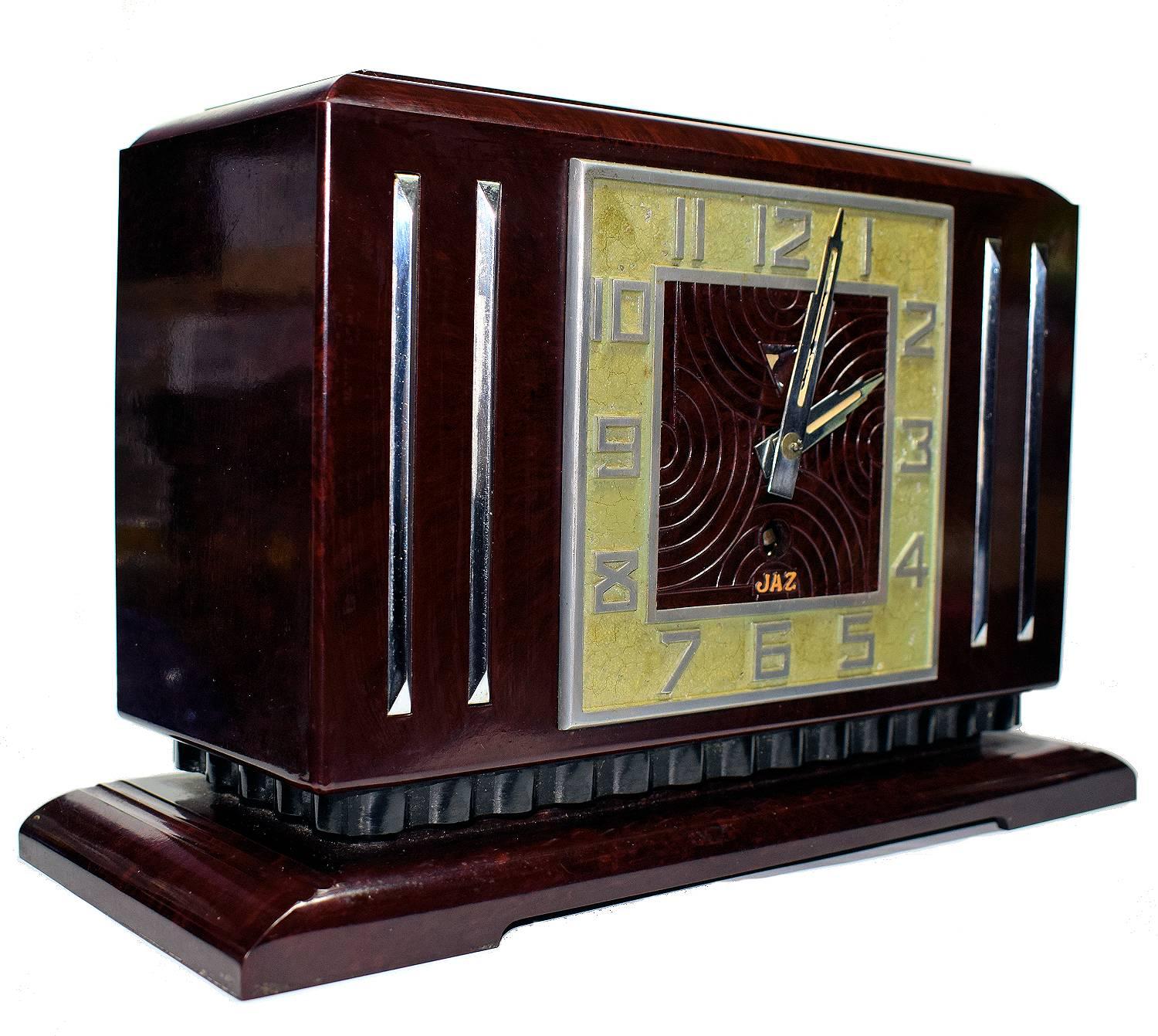 C'est le père des véritables horloges Daddy Deco des années 1930. Fabriquée en France par la très collectionnée société JAZ, cette horloge symbolise tout ce que nous aimons et admirons de l'ère déco, de la rationalité, de l'industrie et du