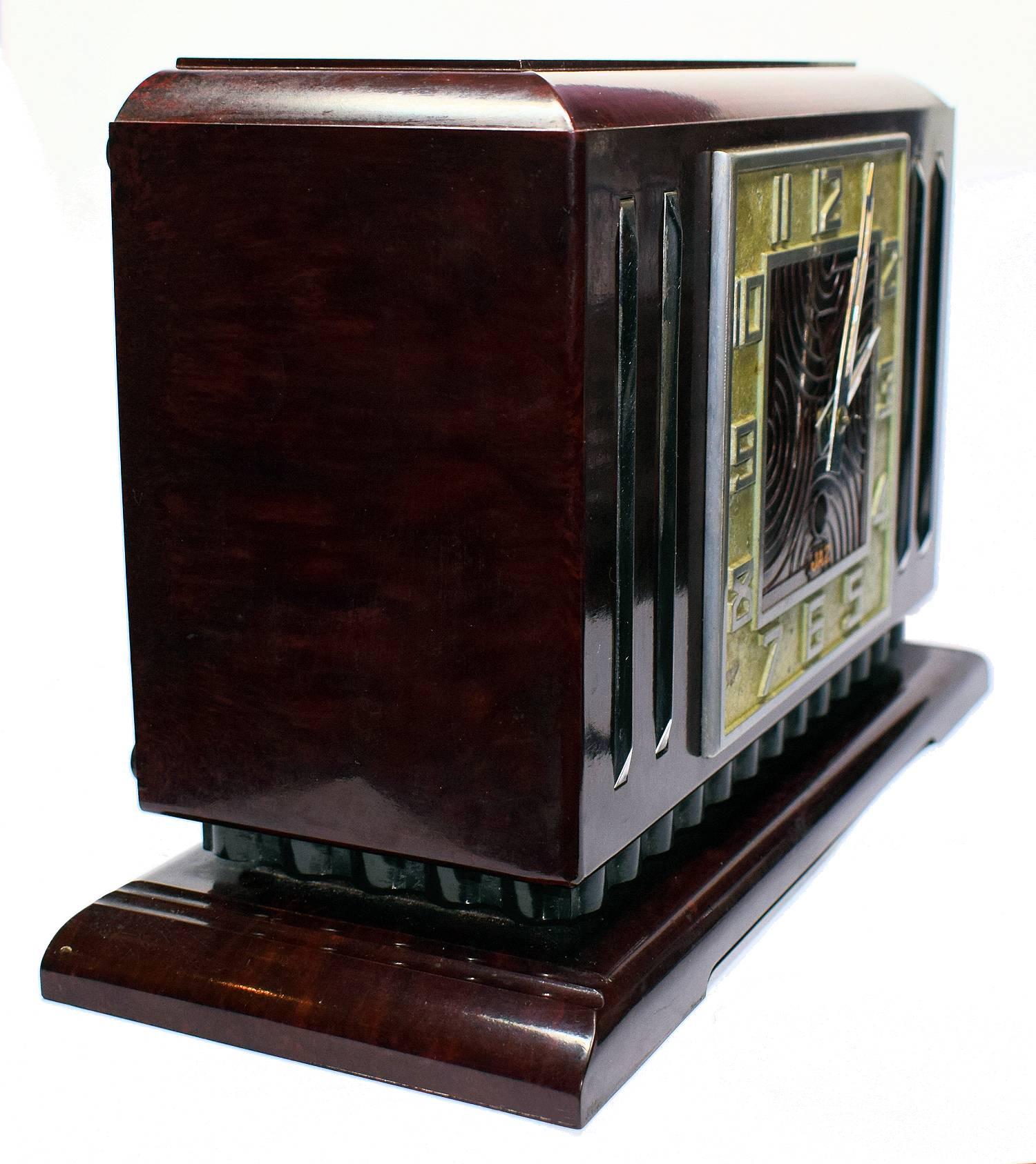 Pendule de cheminée Art Déco en bakélite française des années 1930 par Jaz Bon état à Devon, England