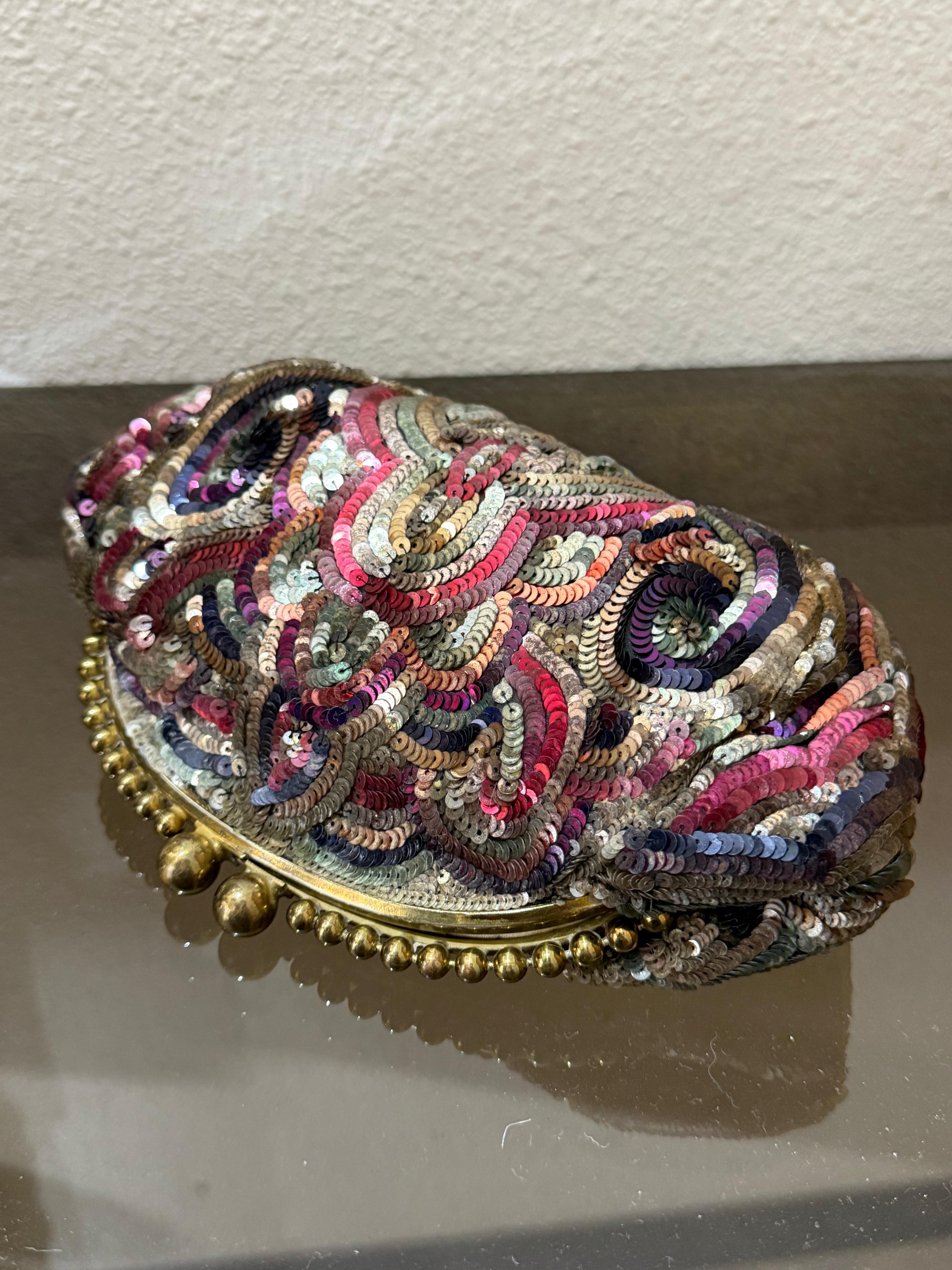 1930er Jahre Art Deco Französisch bestickt Multi-Color Pailletten Minaudiere w Messingrahmen im Angebot 7
