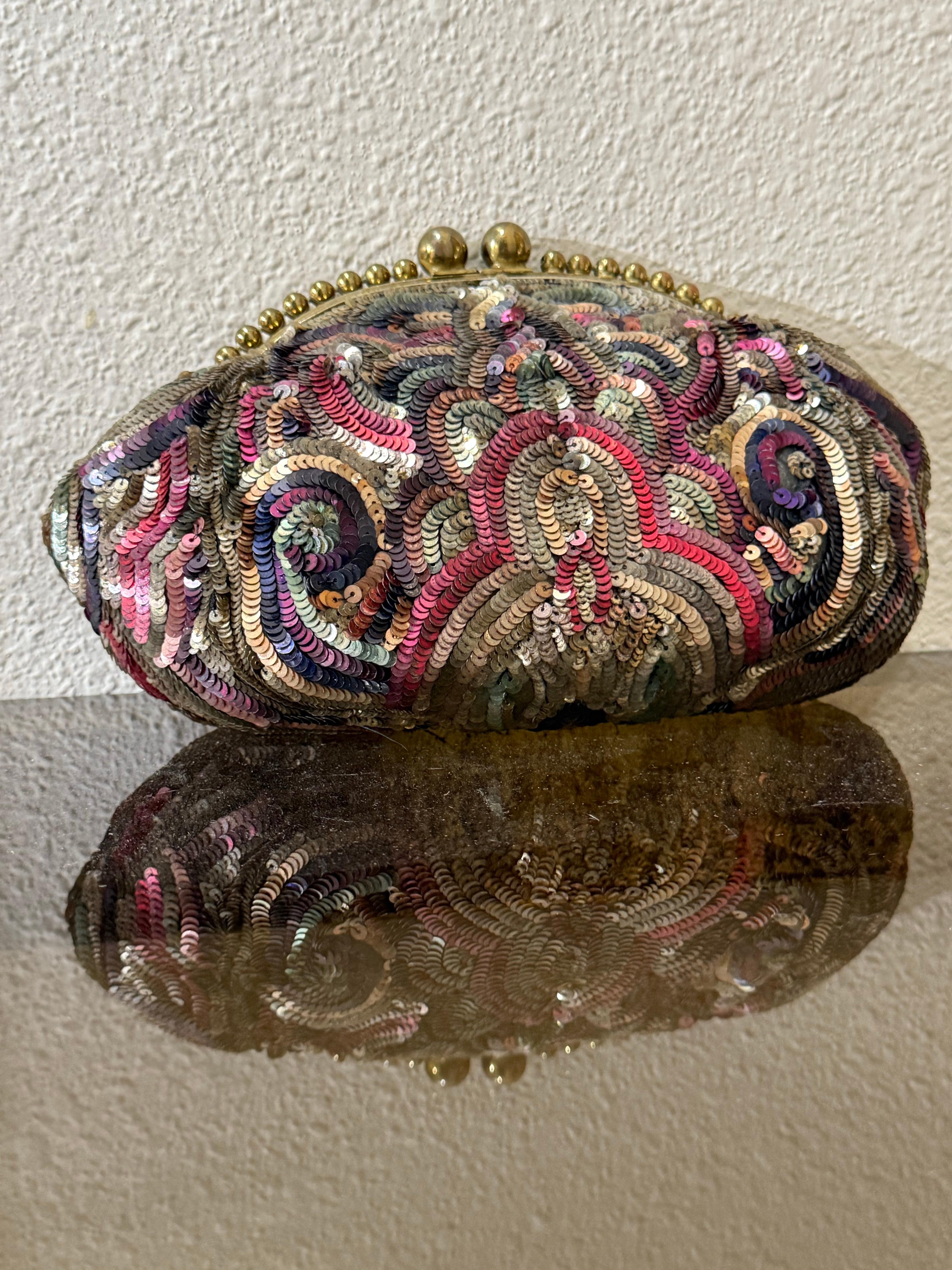 1930er Jahre Art Deco Französisch bestickt Multi-Color Pailletten Minaudiere w Messingrahmen im Angebot 9