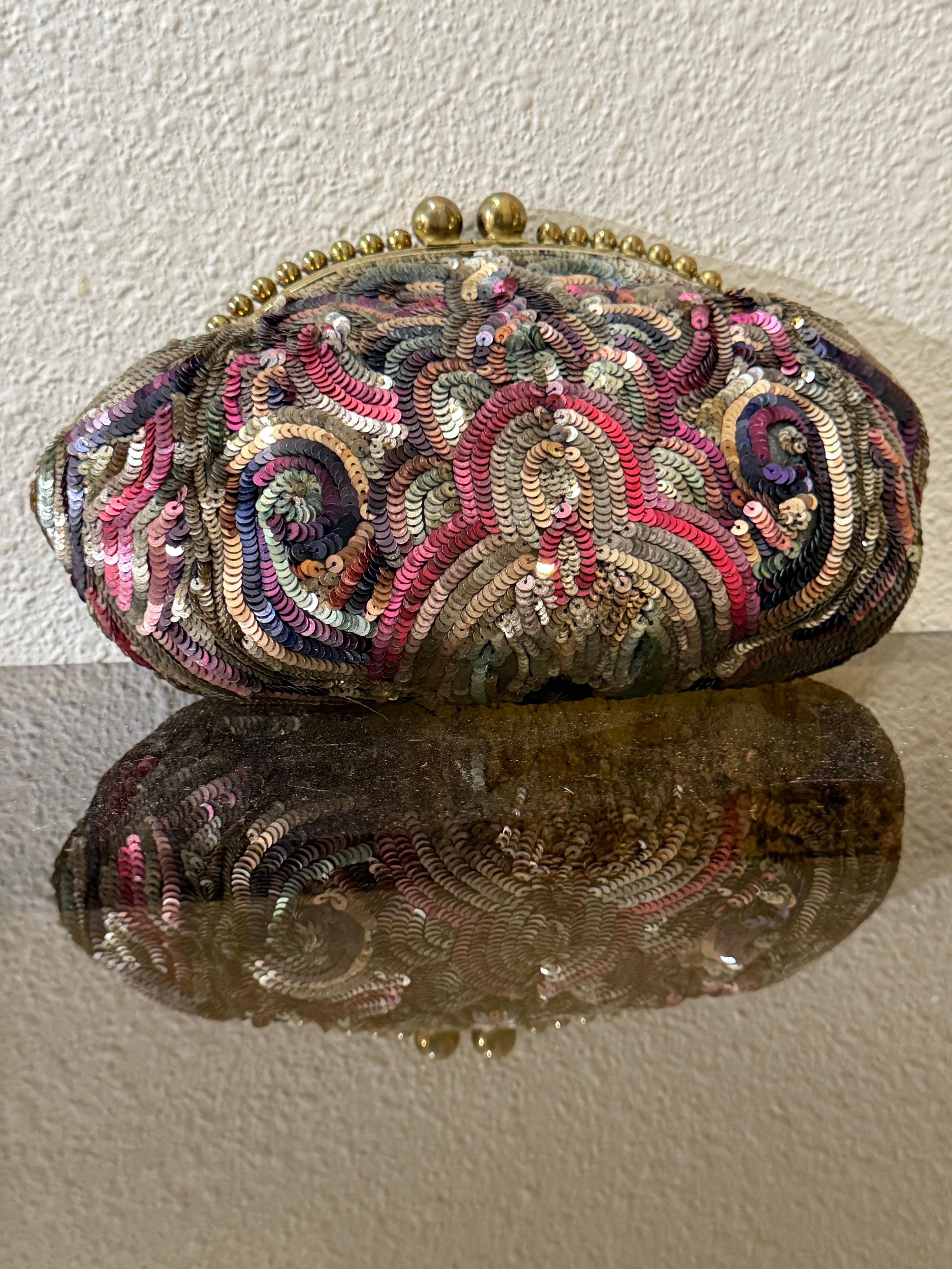 1930er Jahre Art Deco Französisch bestickt Multi-Color Pailletten Minaudiere w Messingrahmen im Angebot 10