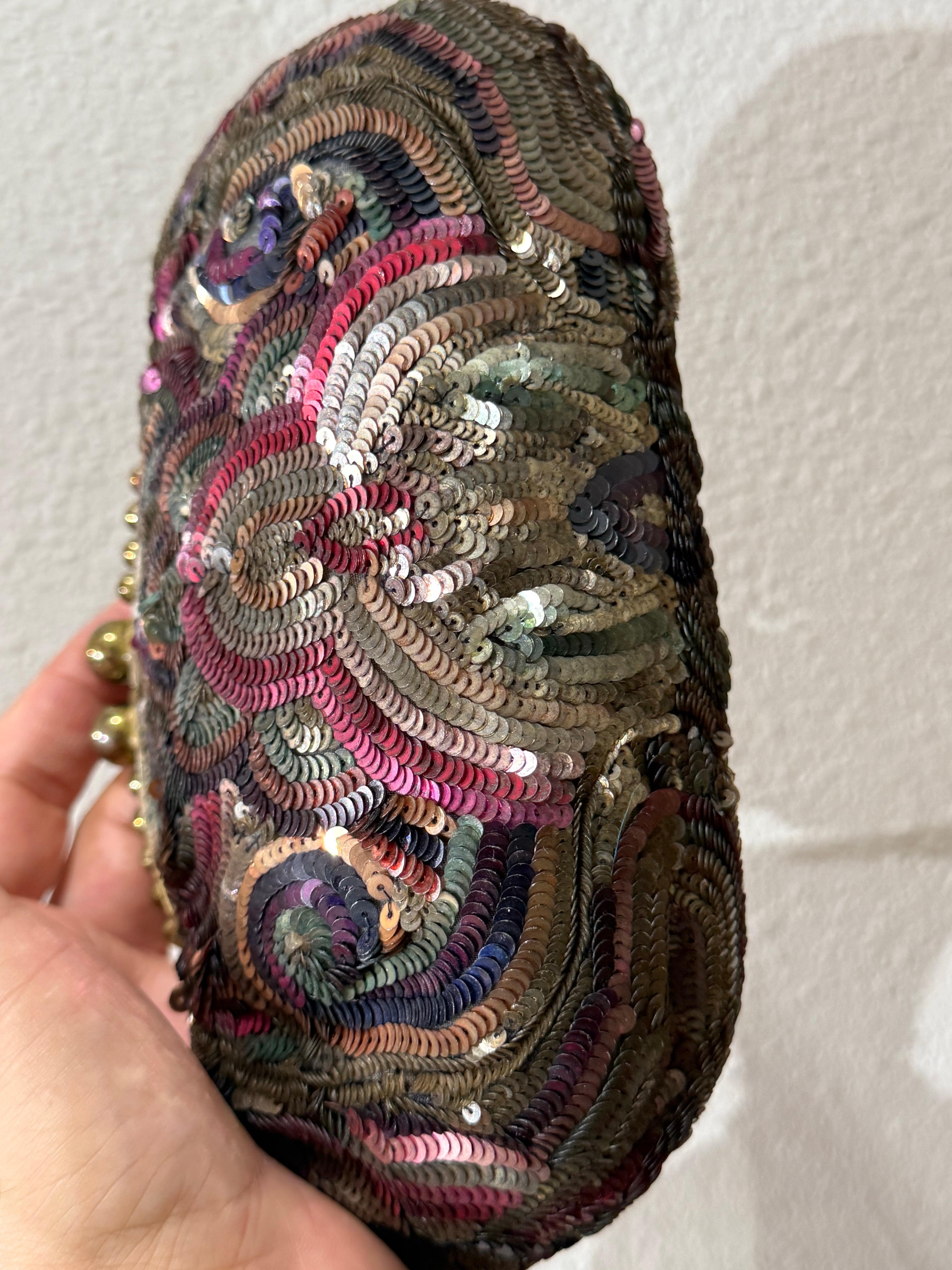 1930er Jahre Art Deco Französisch bestickt Multi-Color Pailletten Minaudiere w Messingrahmen im Angebot 12