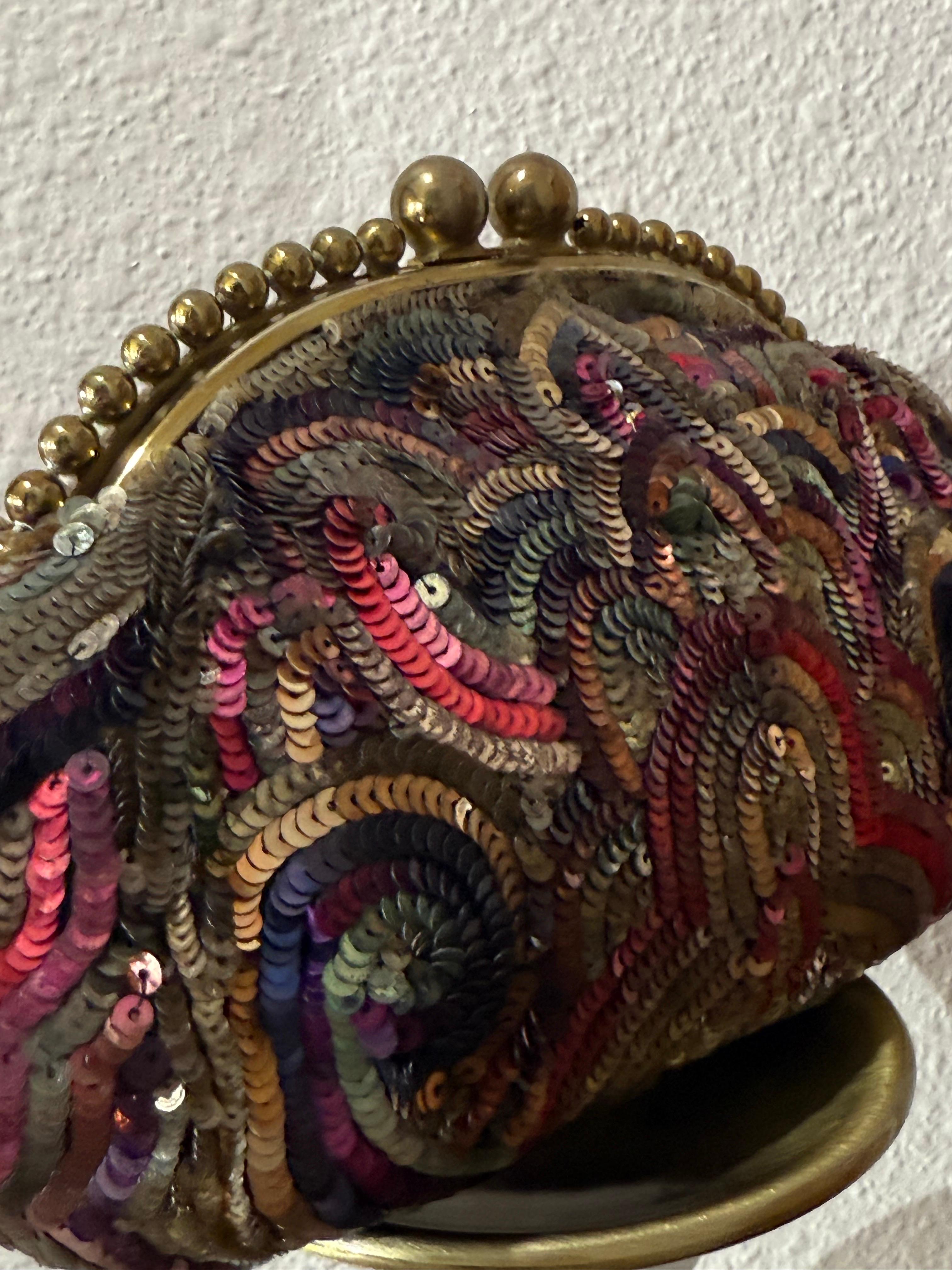 1930er Jahre Art Deco Französisch bestickt Multi-Color Pailletten Minaudiere w Messingrahmen im Angebot 13