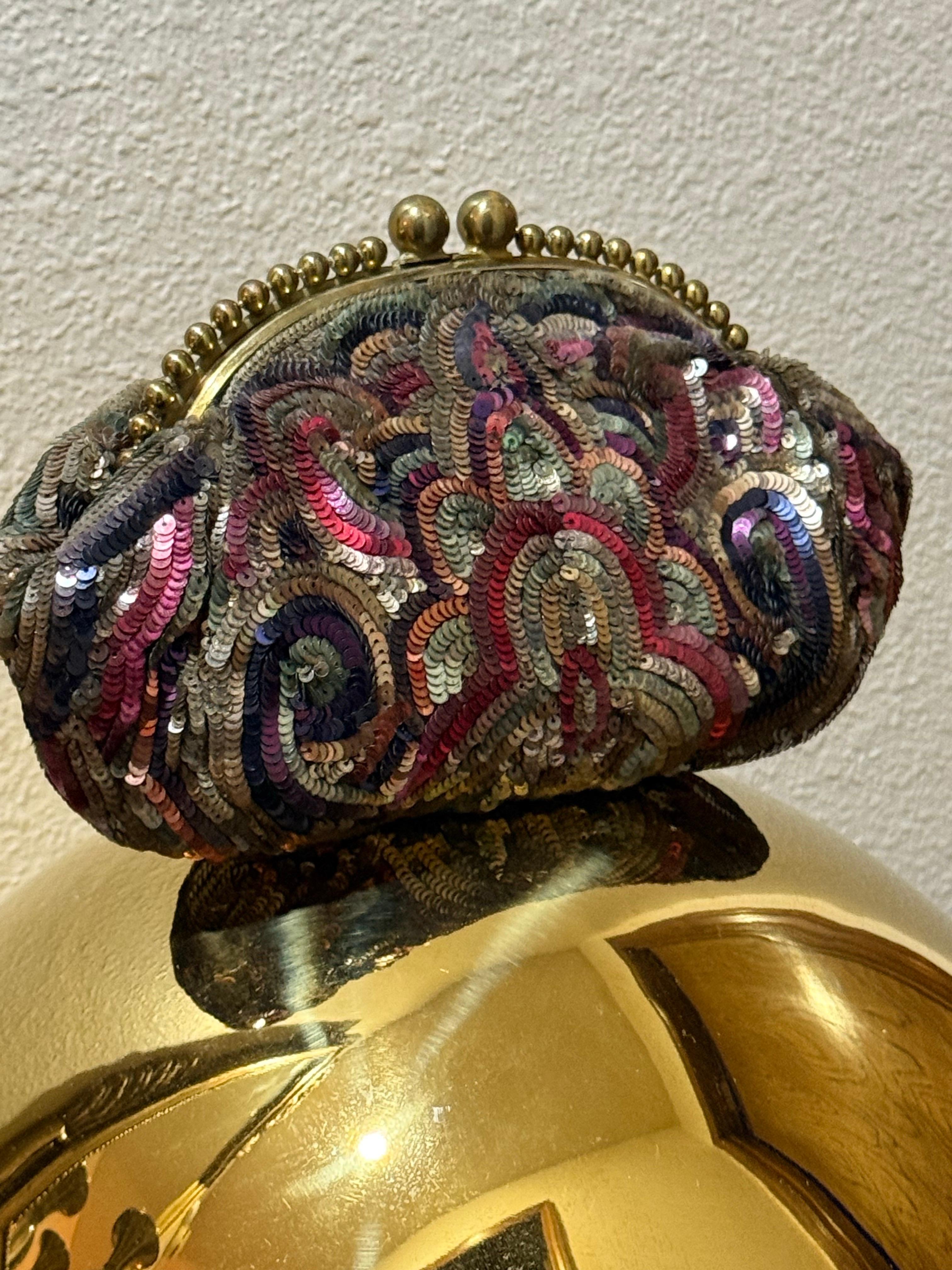 1930er Jahre Art Deco Französisch bestickt Multi-Color Pailletten Minaudiere w Messing 