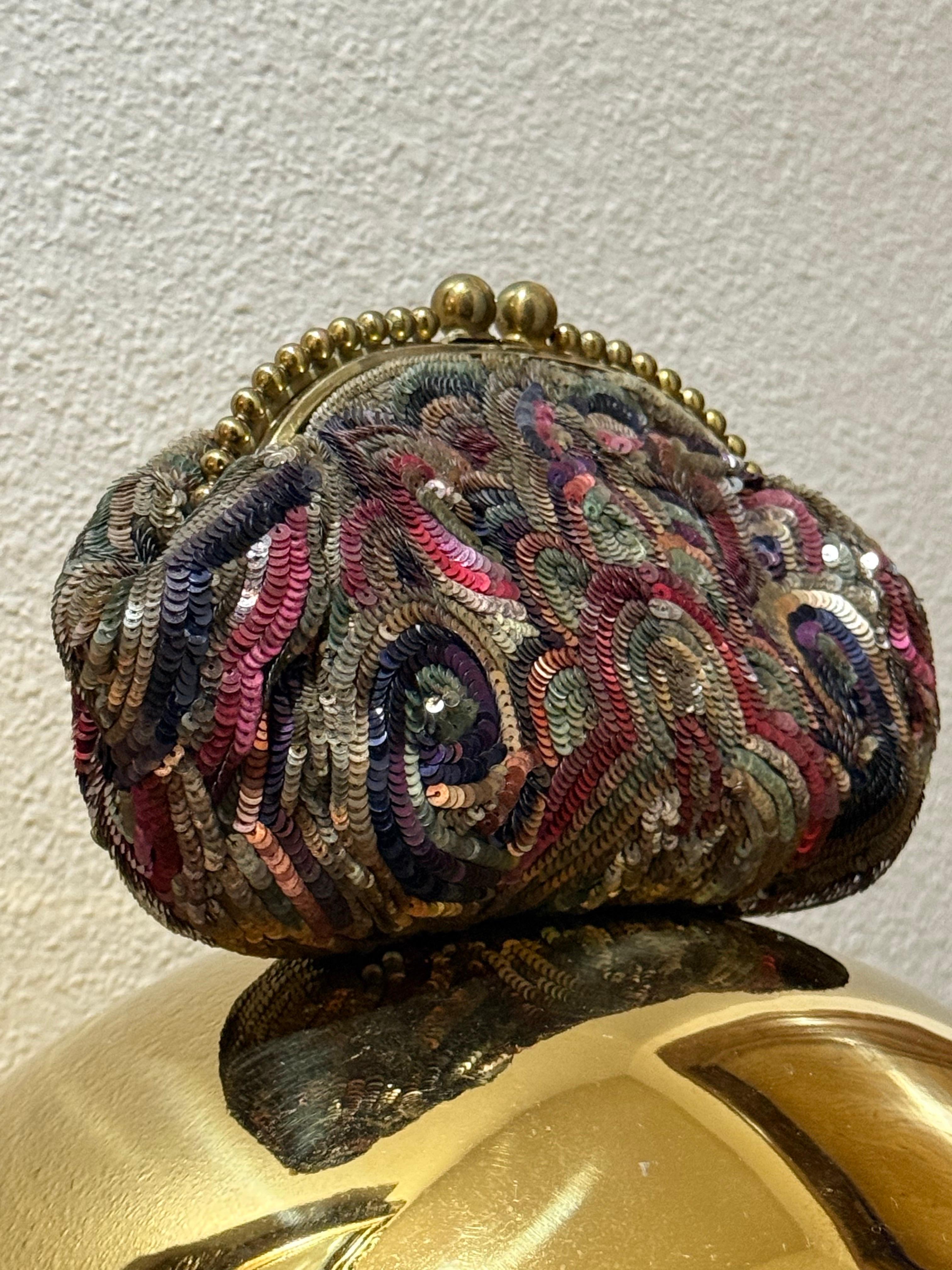 1930er Jahre Art Deco Französisch bestickt Multi-Color Pailletten Minaudiere w Messingrahmen (Schwarz) im Angebot