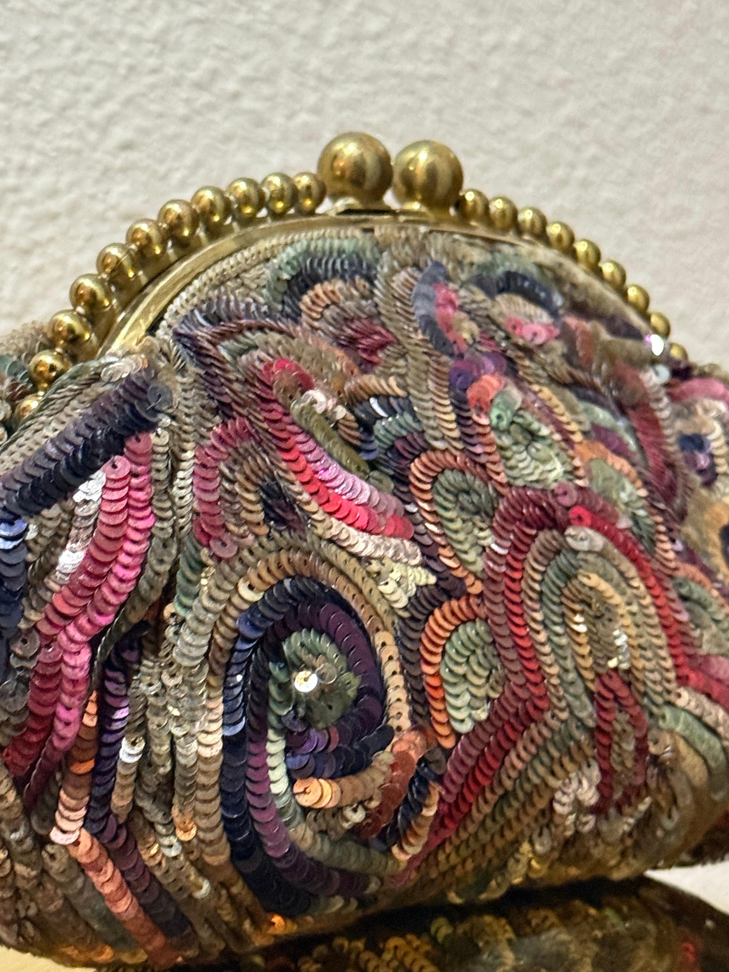 1930er Jahre Art Deco Französisch bestickt Multi-Color Pailletten Minaudiere w Messingrahmen im Zustand „Hervorragend“ im Angebot in Gresham, OR