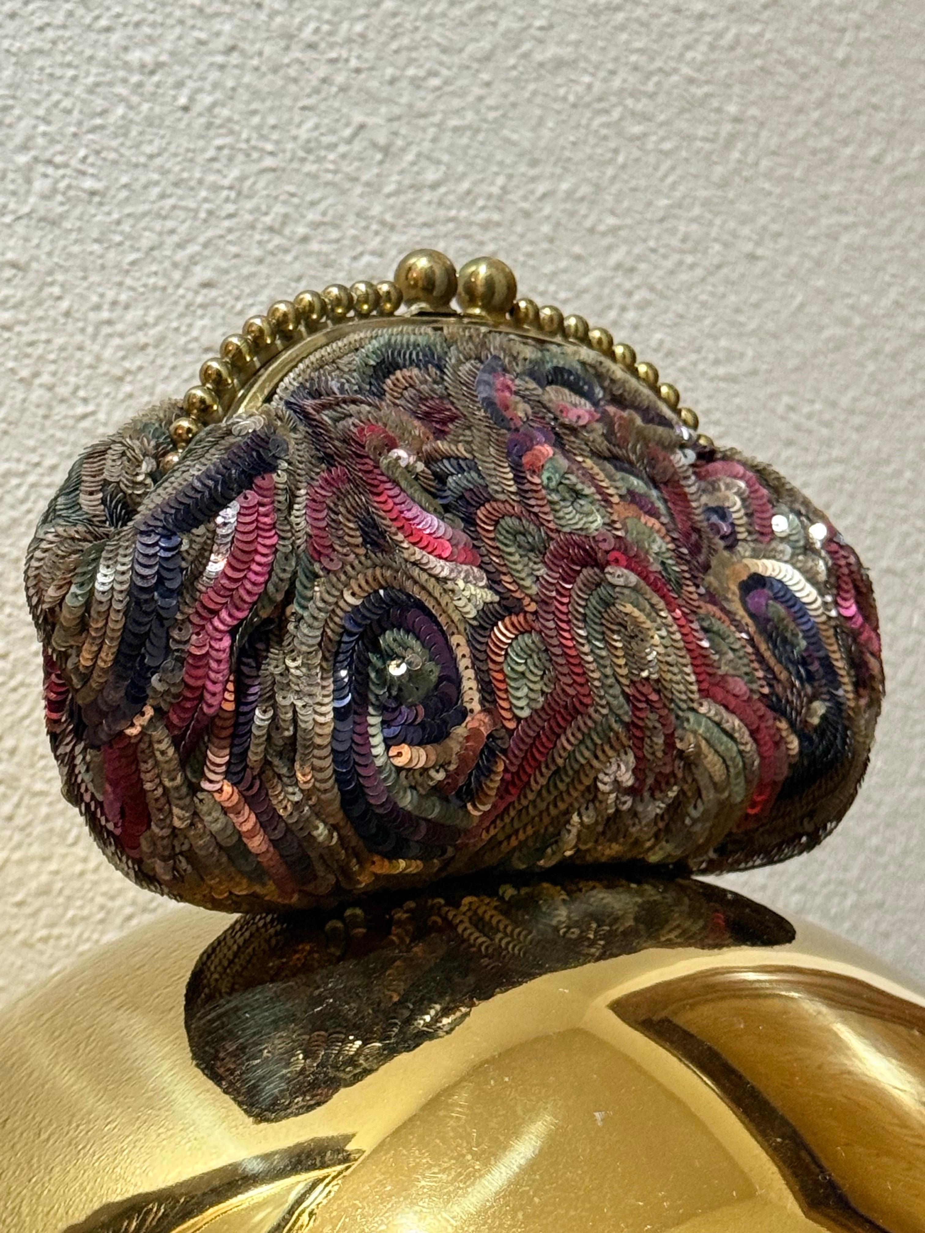 1930er Jahre Art Deco Französisch bestickt Multi-Color Pailletten Minaudiere w Messingrahmen Damen im Angebot
