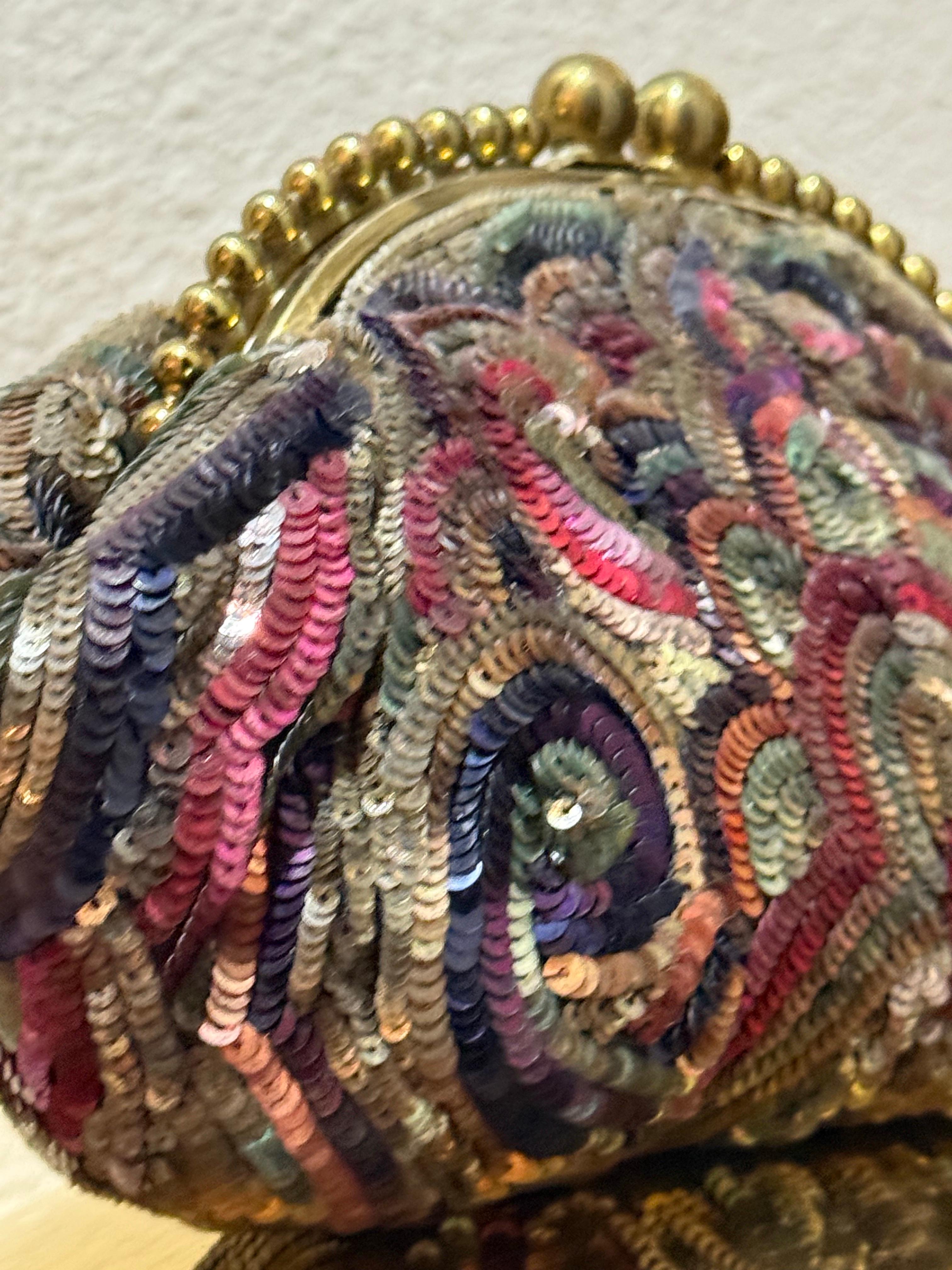 1930er Jahre Art Deco Französisch bestickt Multi-Color Pailletten Minaudiere w Messingrahmen im Angebot 1
