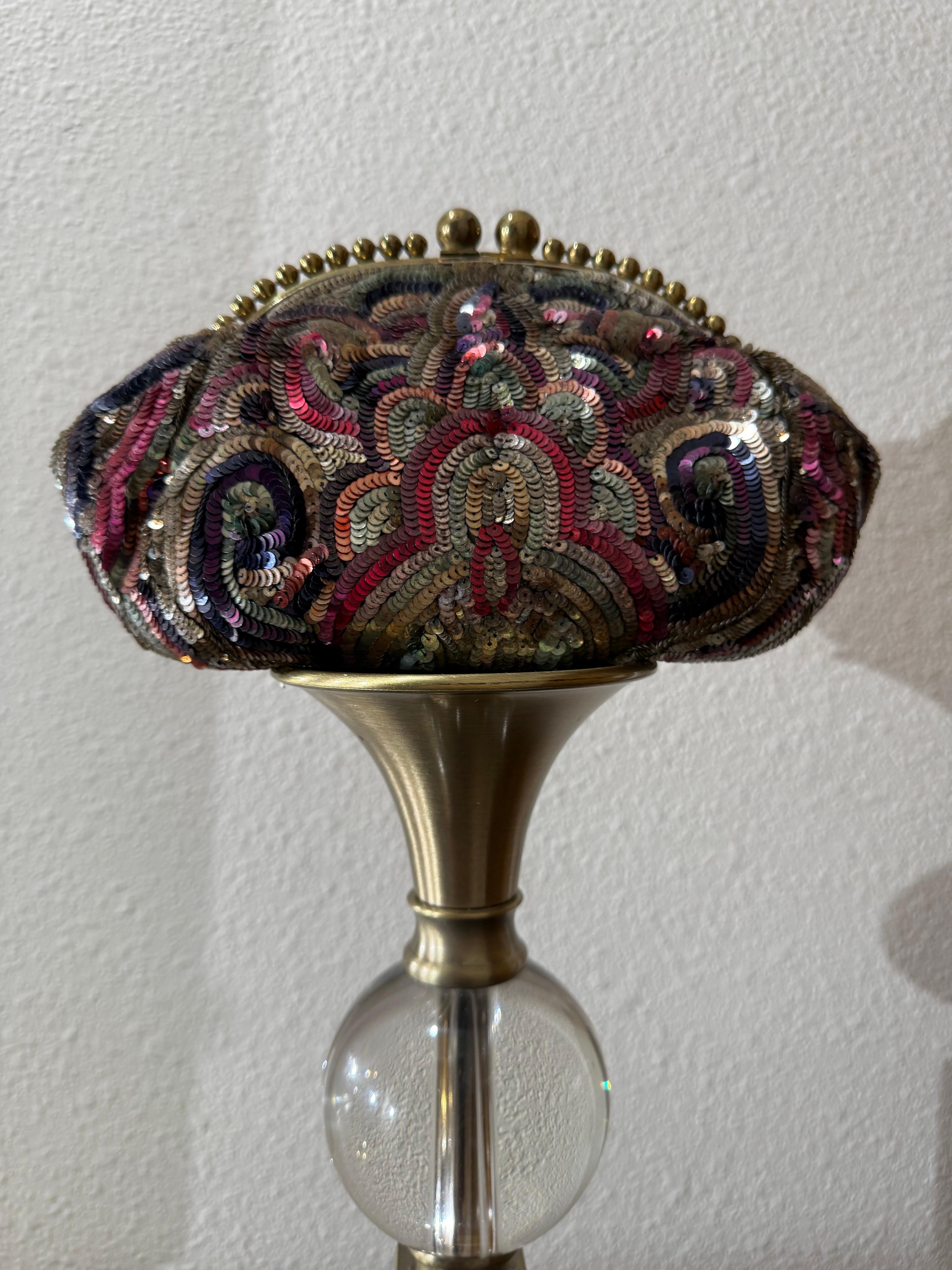 1930er Jahre Art Deco Französisch bestickt Multi-Color Pailletten Minaudiere w Messingrahmen im Angebot 2