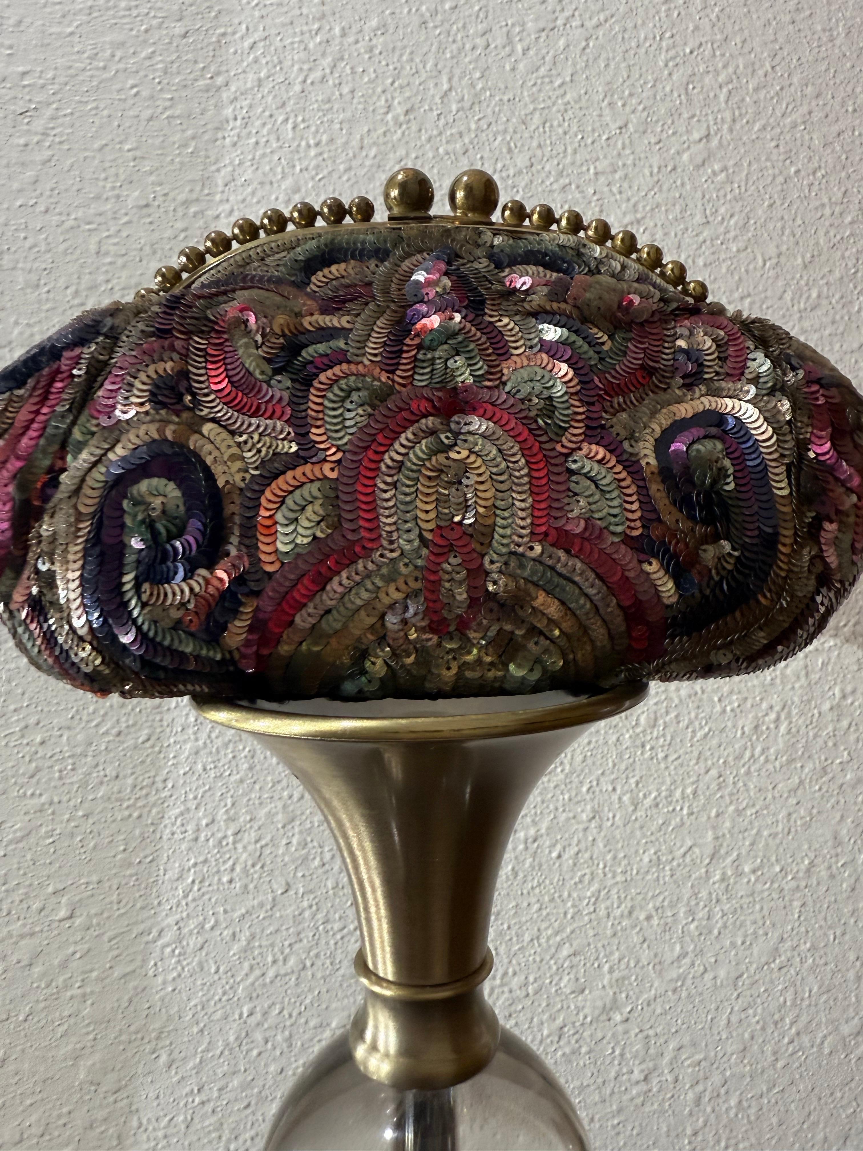 1930er Jahre Art Deco Französisch bestickt Multi-Color Pailletten Minaudiere w Messingrahmen im Angebot 3