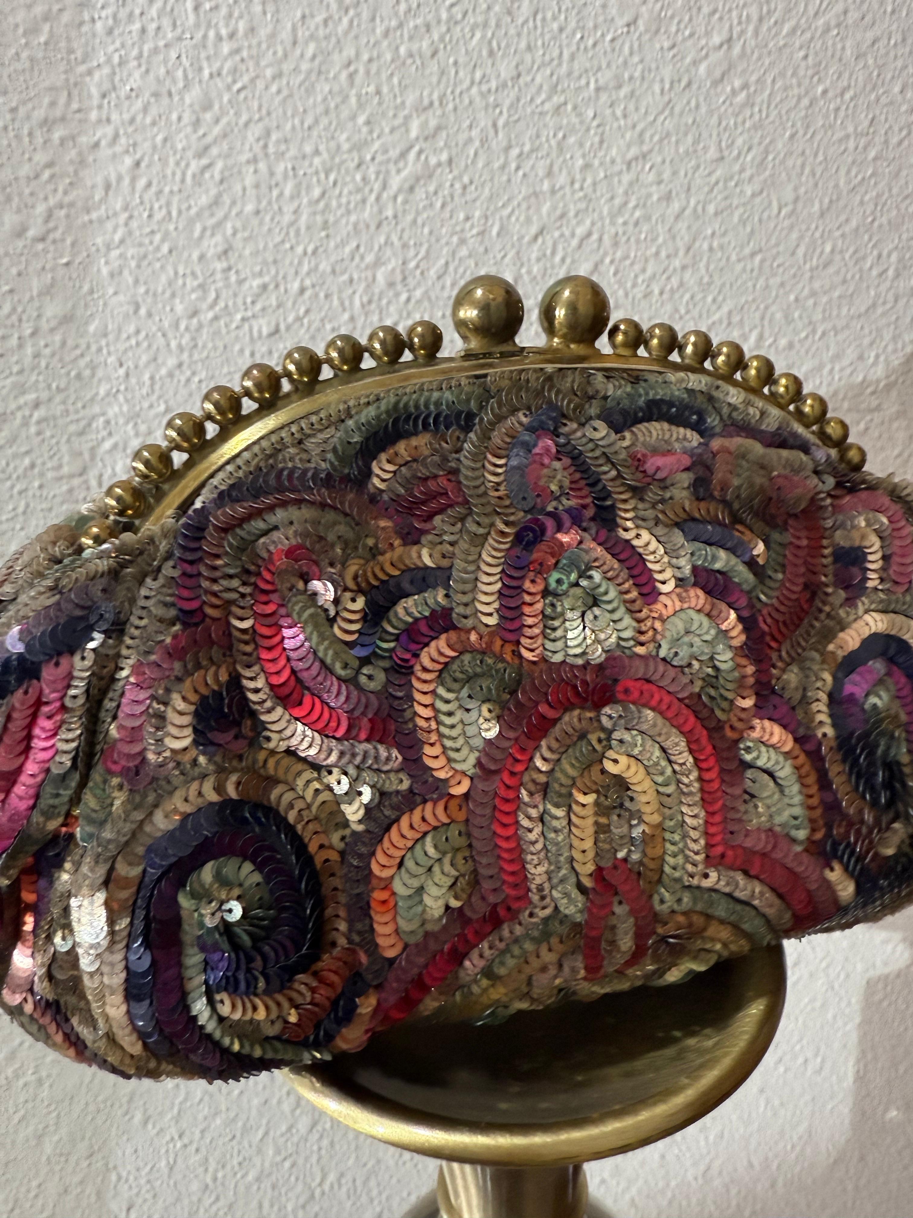 1930er Jahre Art Deco Französisch bestickt Multi-Color Pailletten Minaudiere w Messingrahmen im Angebot 4