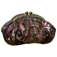 Minaudiere di lustrini multicolore ricamata in stile Art Deco francese degli anni '30 con cornice in ottone