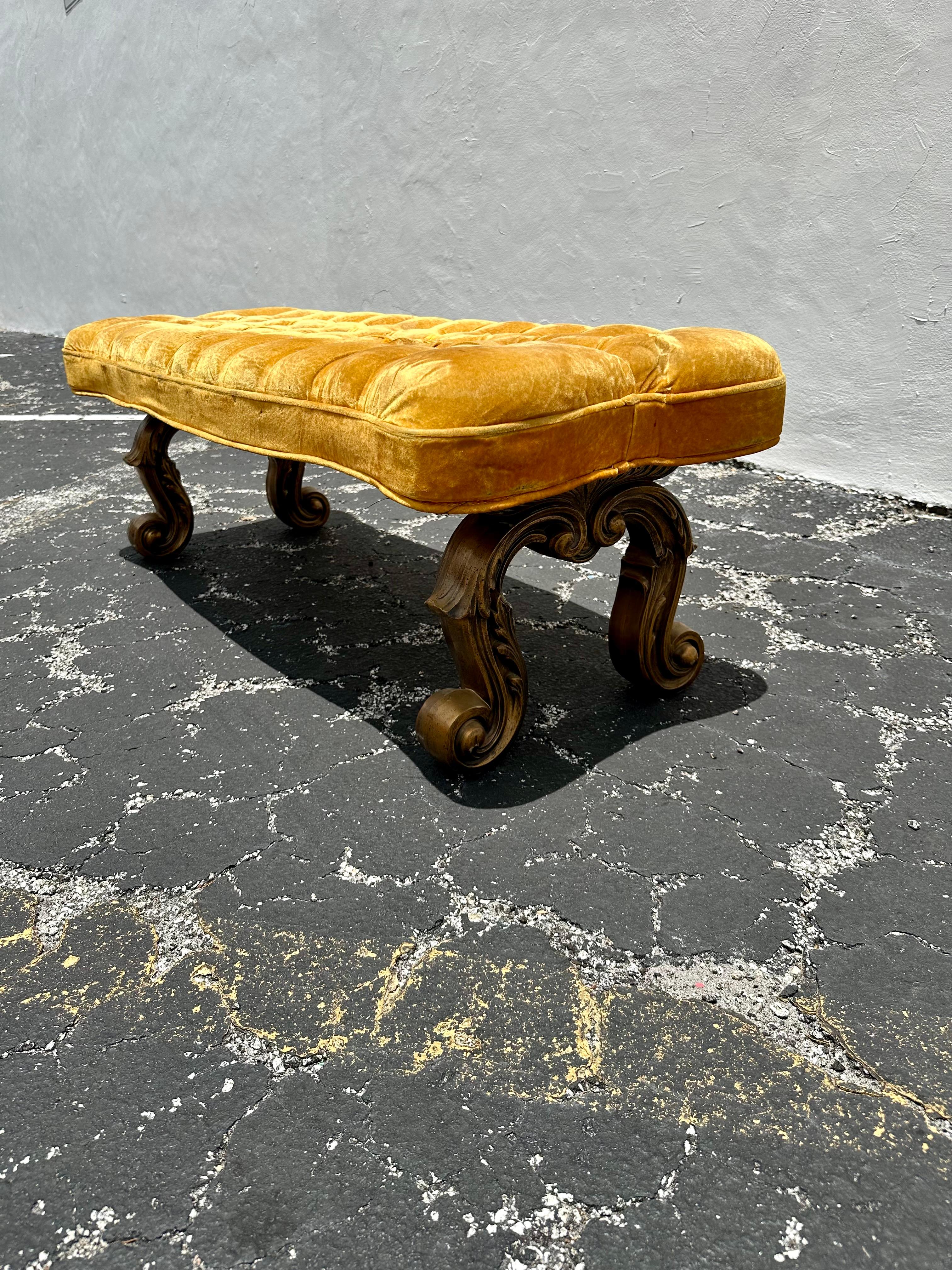 1930s Art Deco French Gilt Carved Wood Yellow Velvet Bench For Sale 3