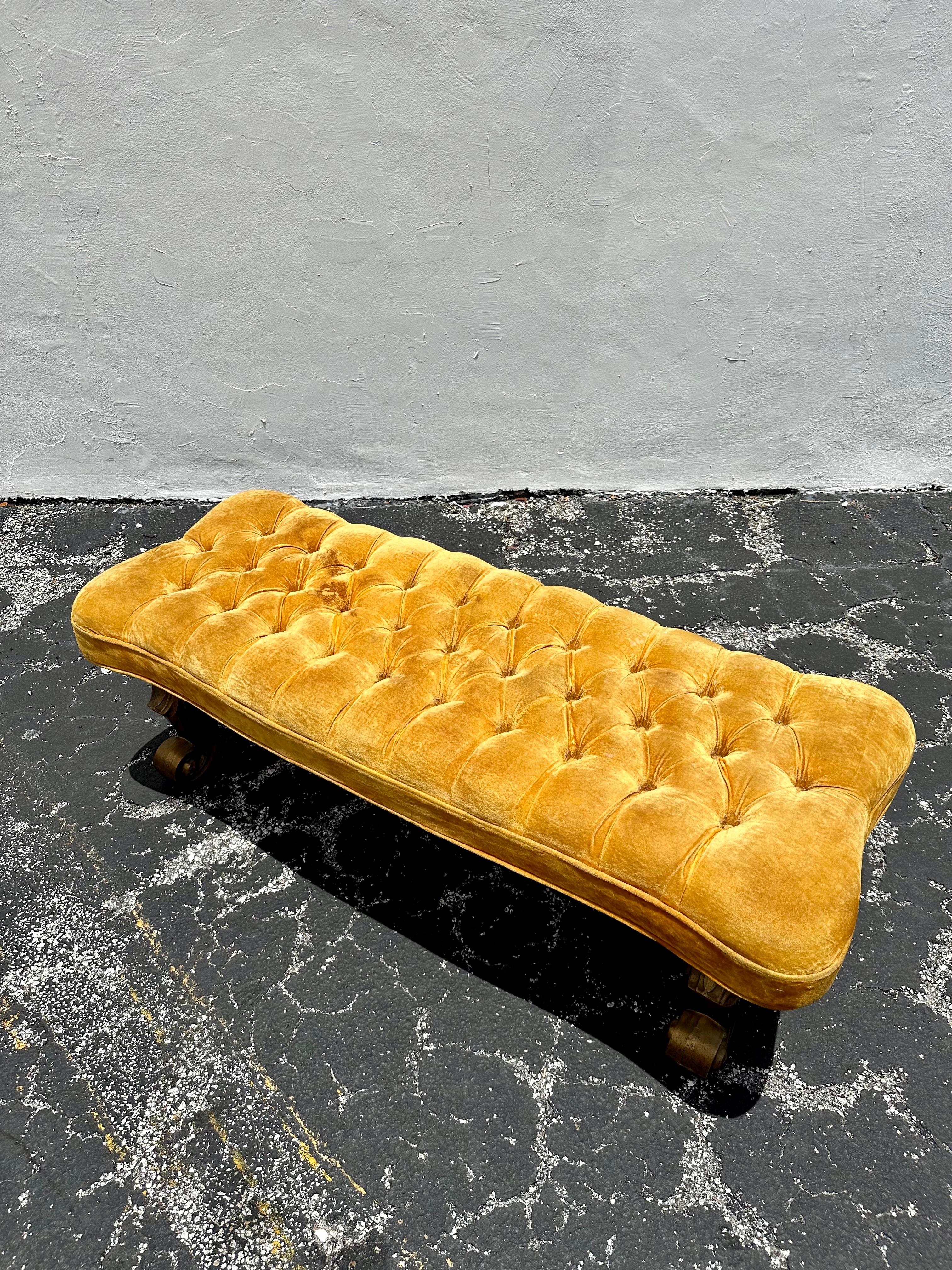 1930s Art Deco French Gilt Carved Wood Yellow Velvet Bench For Sale 5