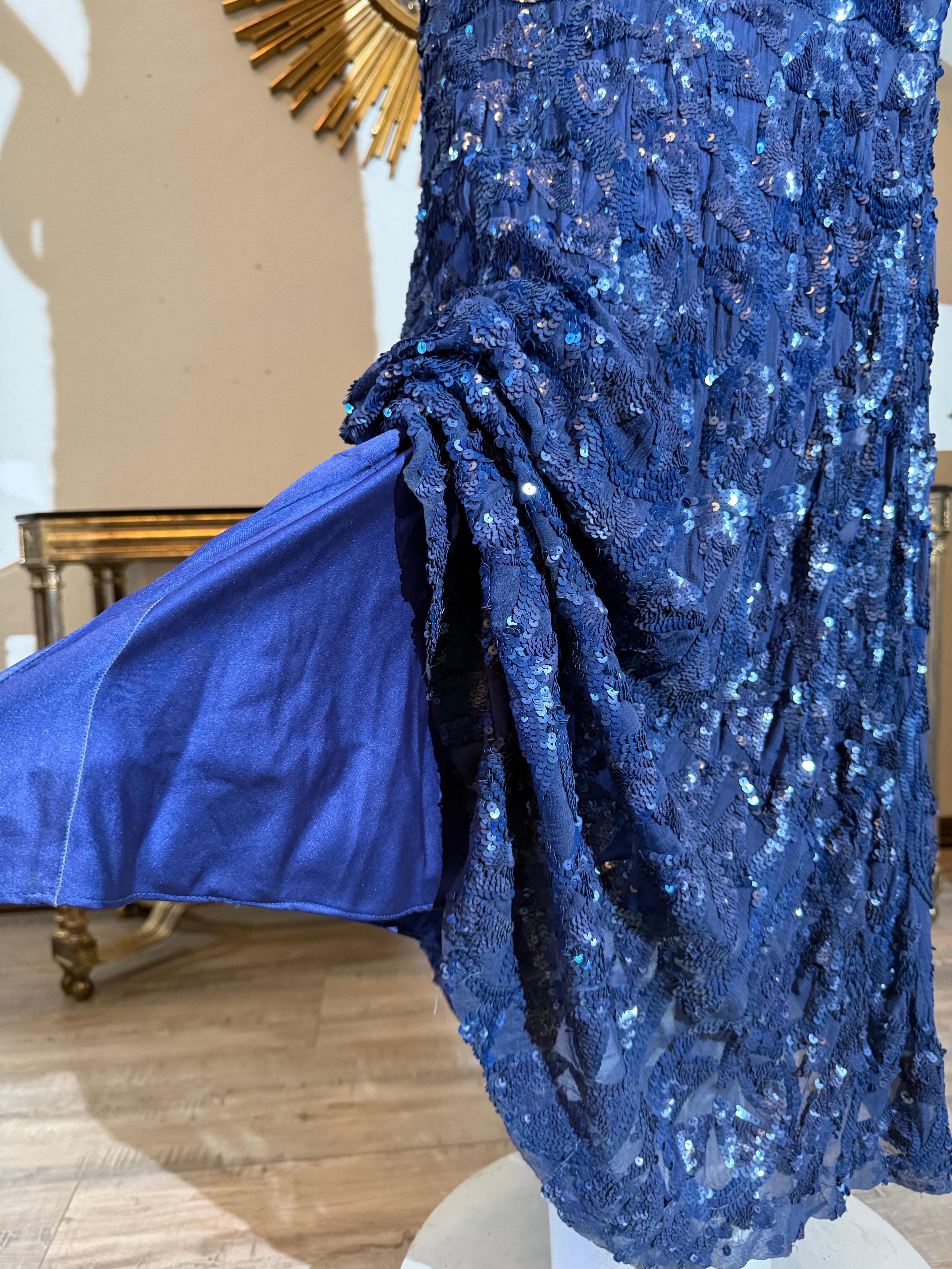 1930s Art Deco Entièrement pailleté Robe sirène en mousseline de soie bleu cobalt dos nu en vente 9