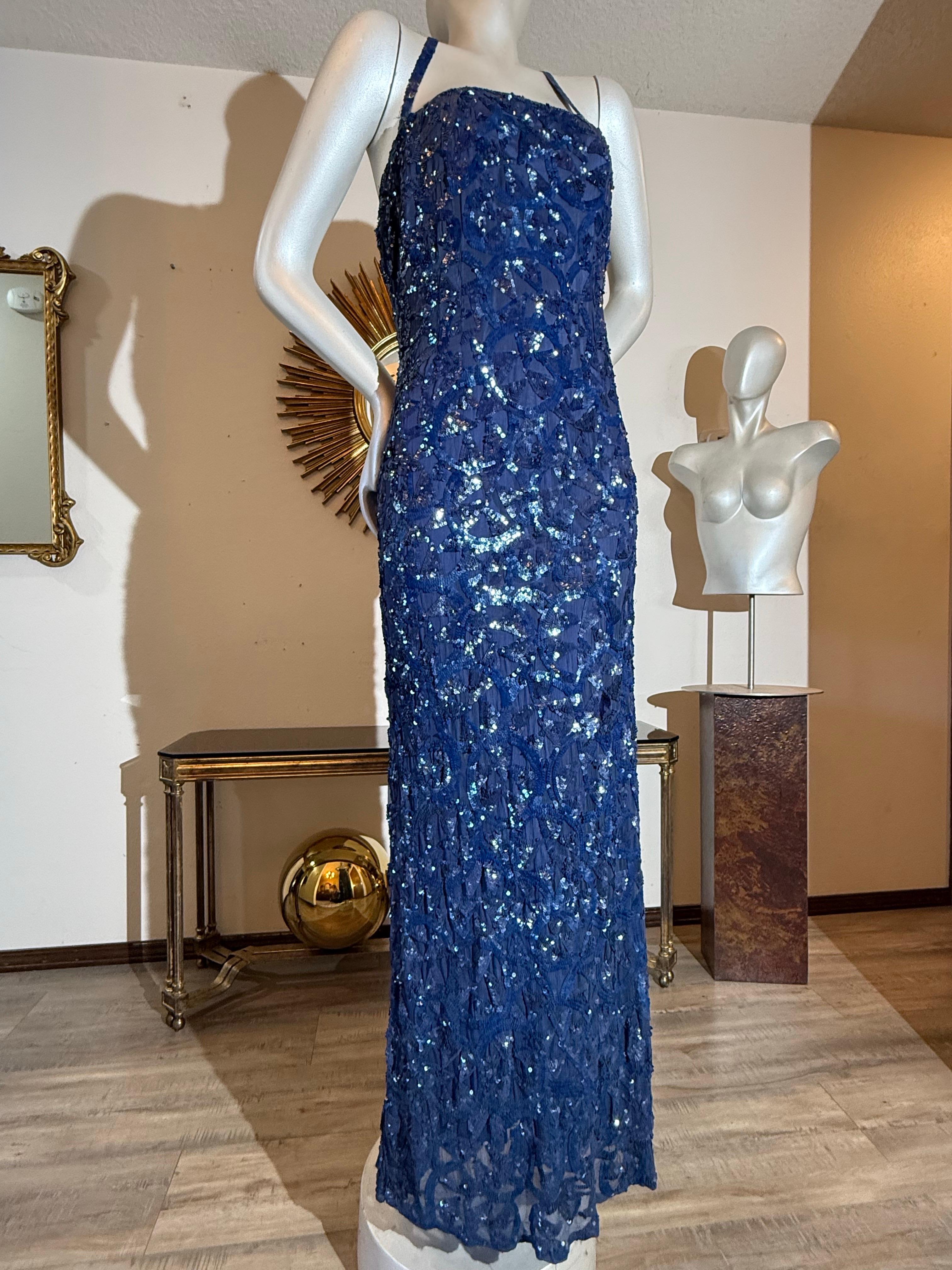 Robe sirène Art déco des années 1930, entièrement pailletée, en mousseline de soie bleu cobalt, dos nu :  Une robe magnifique d'un créateur inconnu de qualité couture française.  Ourlet long original. Des paillettes cobalt éclatantes sont empilées