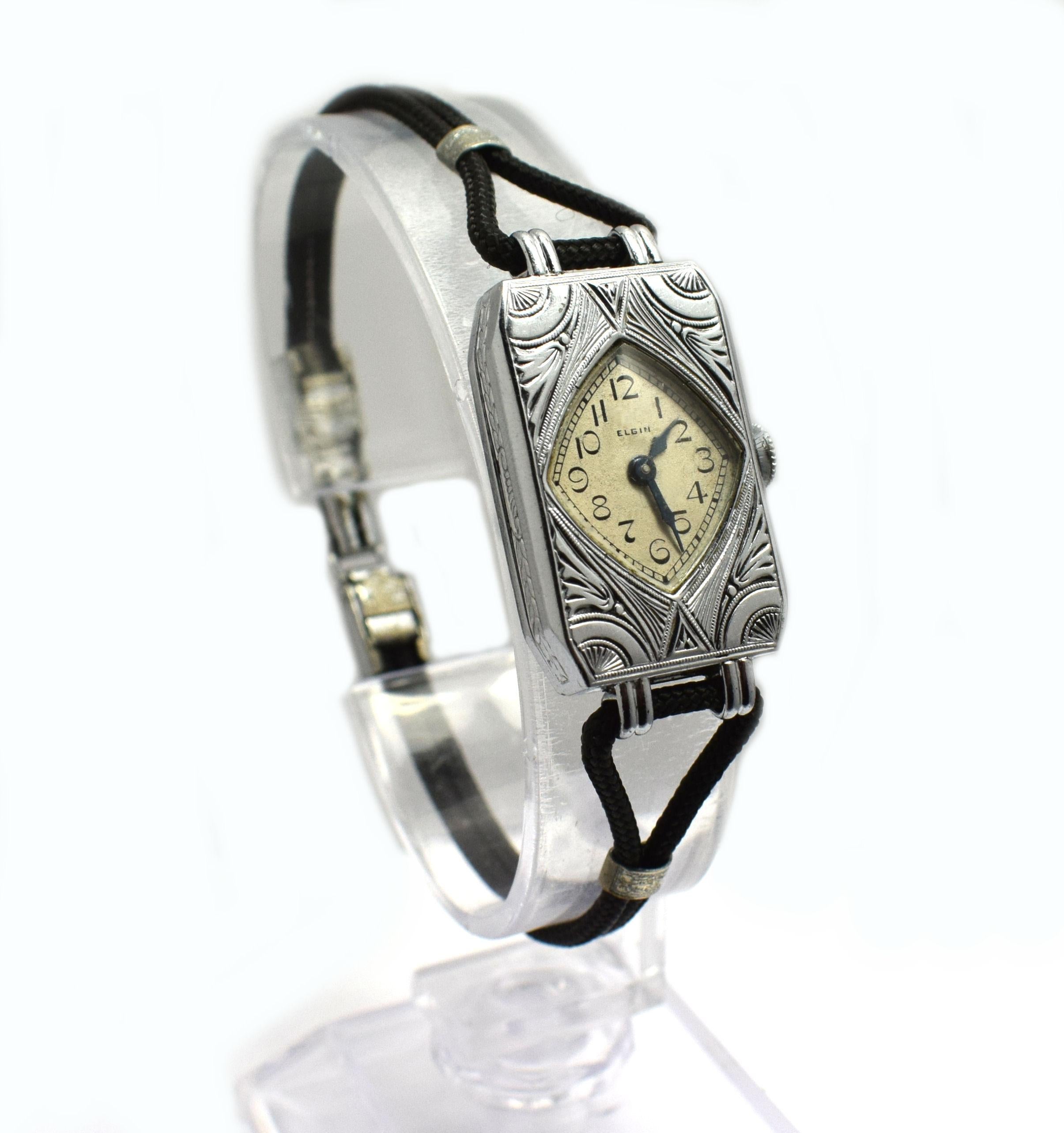 Wonderfully styled Art Deco ladies watch originating from the 1930s and made by the watchmakers Elgin. Swiss manual wind up movement, a fine classic caliber movement running well on 15 jewels having been recently serviced. Decorated with Art Deco
