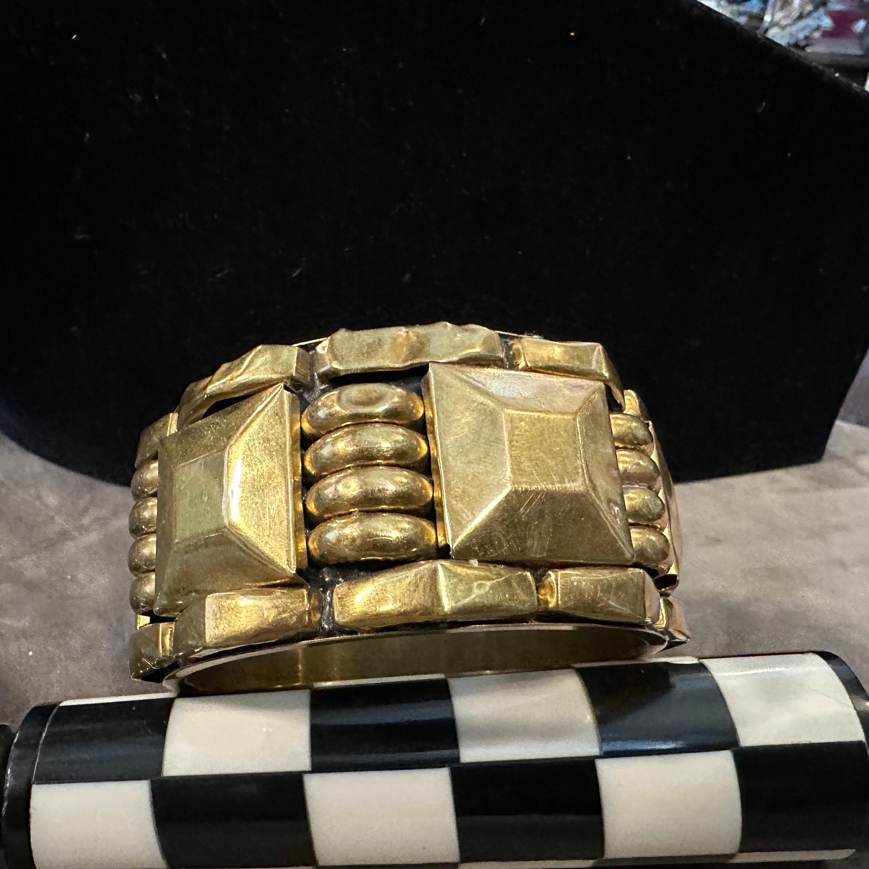 1930s Art Deco Gilded Metal Bangle Bracelet In Good Condition For Sale In Aci Castello, IT