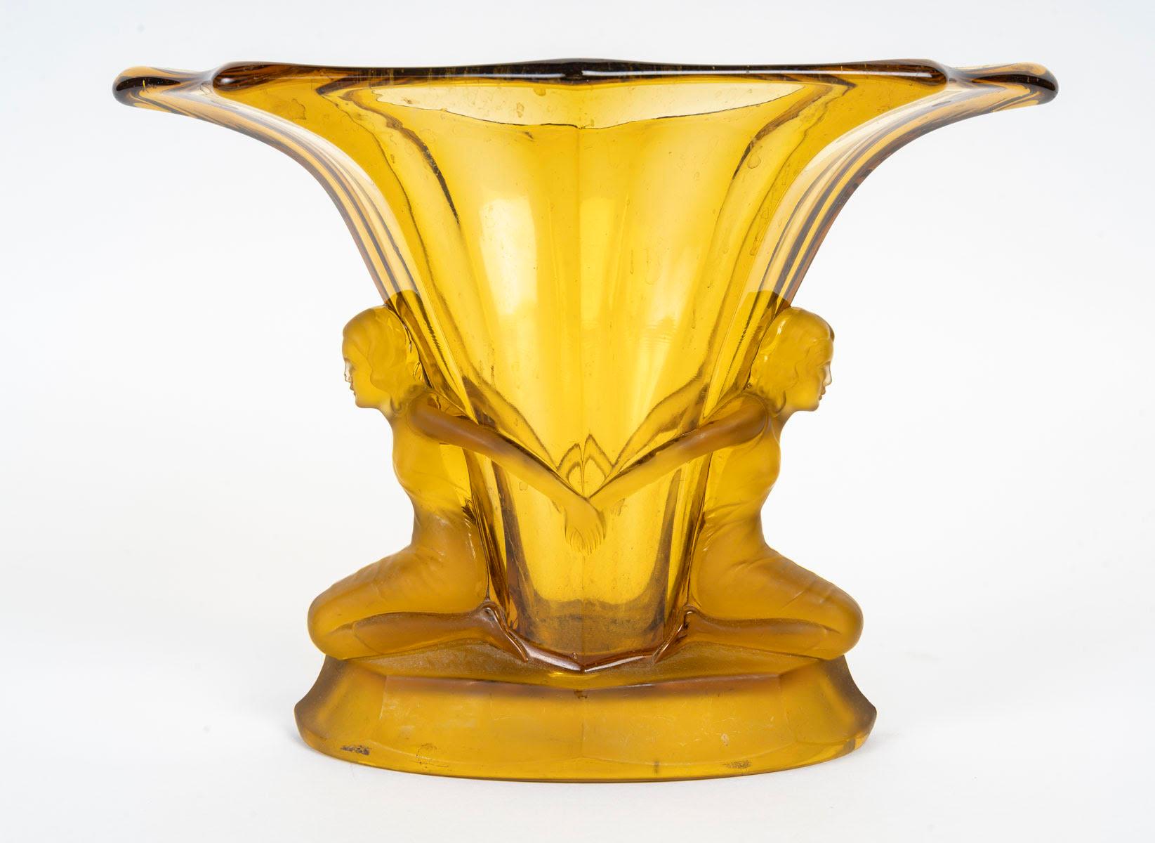 Calice Art Deco del 1930 in pasta di vetro gialla.

Ciotola d'epoca Art Déco, 1930, pasta di vetro gialla.
H: 21cm, L: 28cm, P: 19cm
