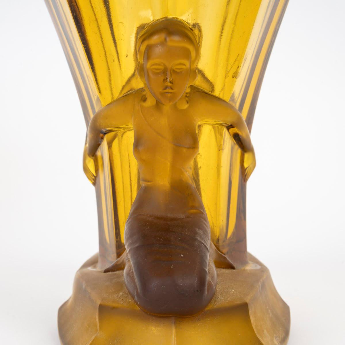 Francese Calice Art Deco del 1930 in pasta di vetro gialla. in vendita